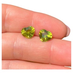 Paire de pierres précieuses naturelles Sphène 2.76Ct & 2.65Ct, Coeur, Madagascar, Certificat