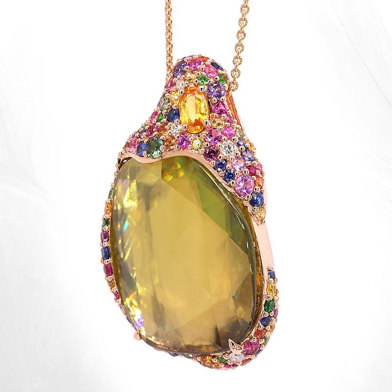 Contemporain Collier pendentif sphène multicolore saphirs diamants 17,2 carats or rose 18 carats en vente