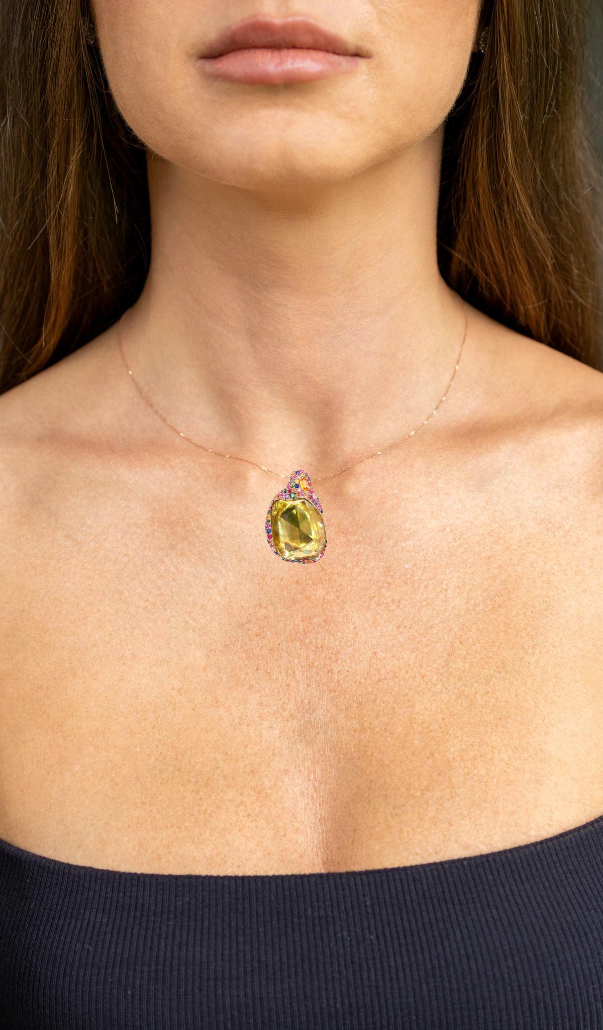 Taille mixte Collier pendentif sphène multicolore saphirs diamants 17,2 carats or rose 18 carats en vente
