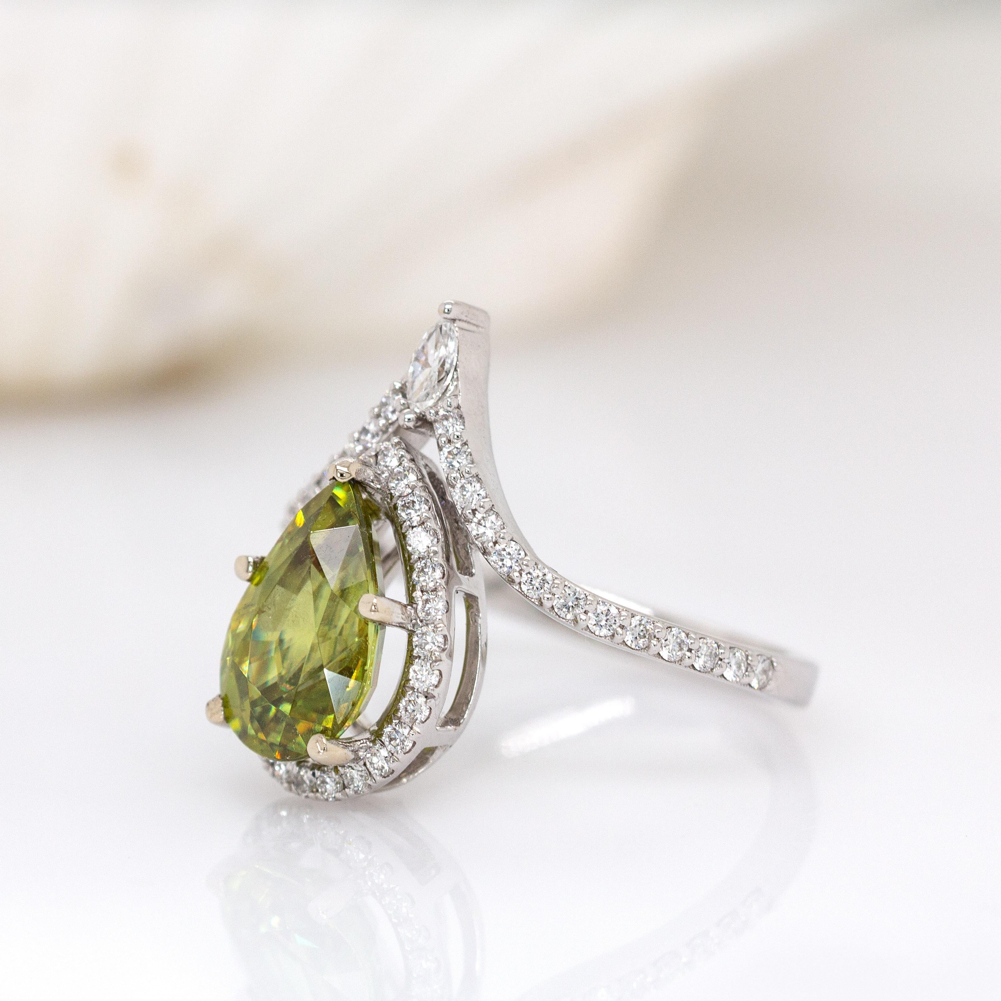Taglio a goccia Anello aureola con diamante estratto dalla terra Sphene W in oro bianco massiccio 14 carati  11x7,5 mm, PE in vendita