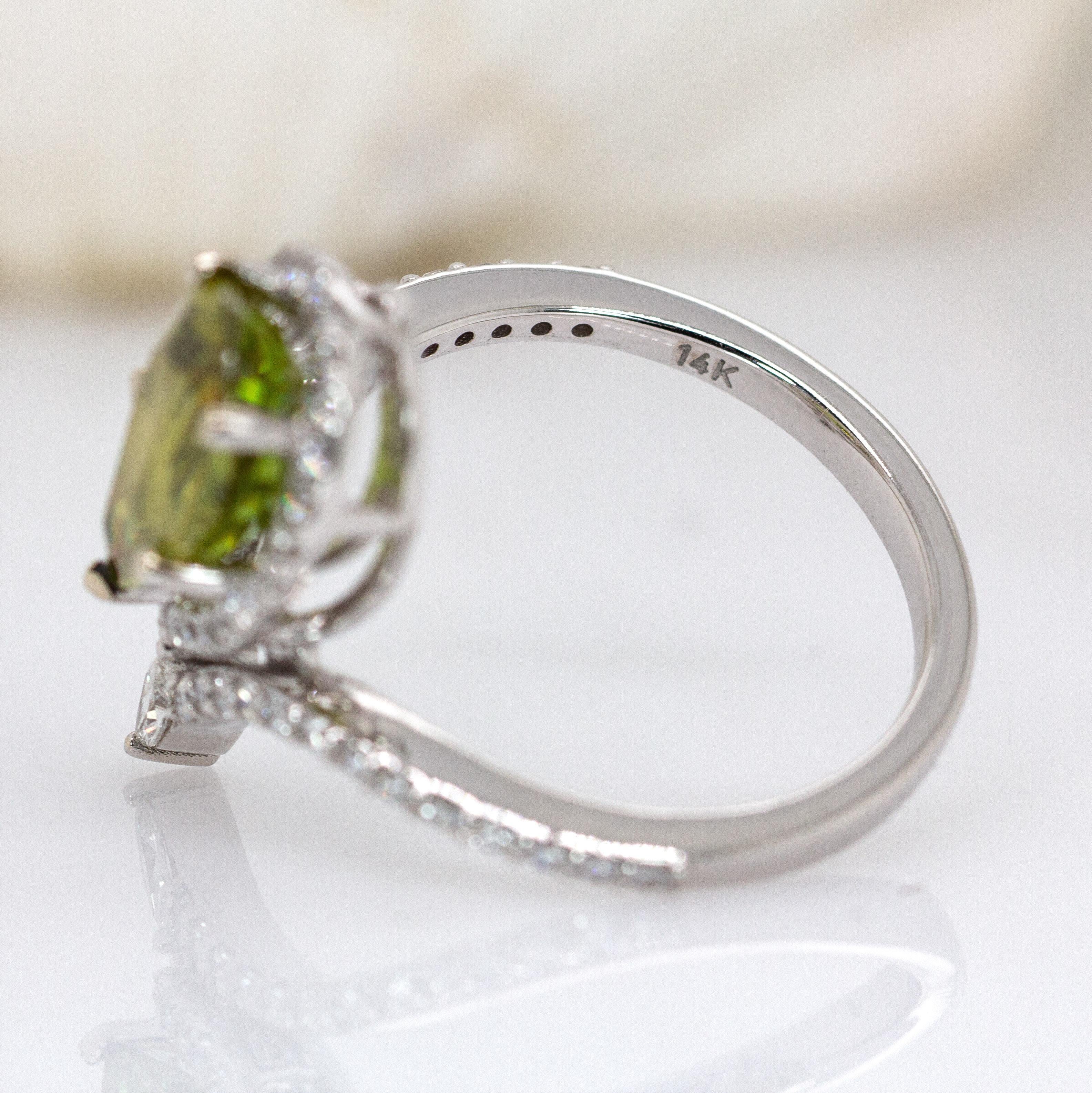 Anello aureola con diamante estratto dalla terra Sphene W in oro bianco massiccio 14 carati  11x7,5 mm, PE in vendita 1