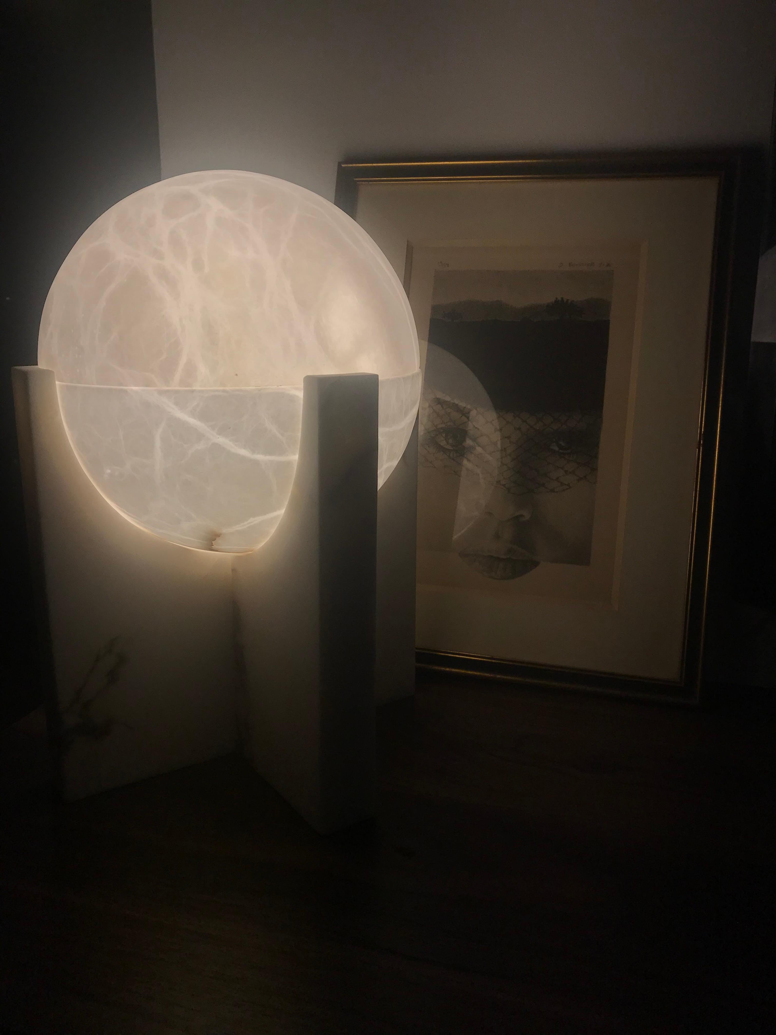 Albâtre Lampe de bureau « Sphère » en albâtre à la manière de Pierre Chareau en vente
