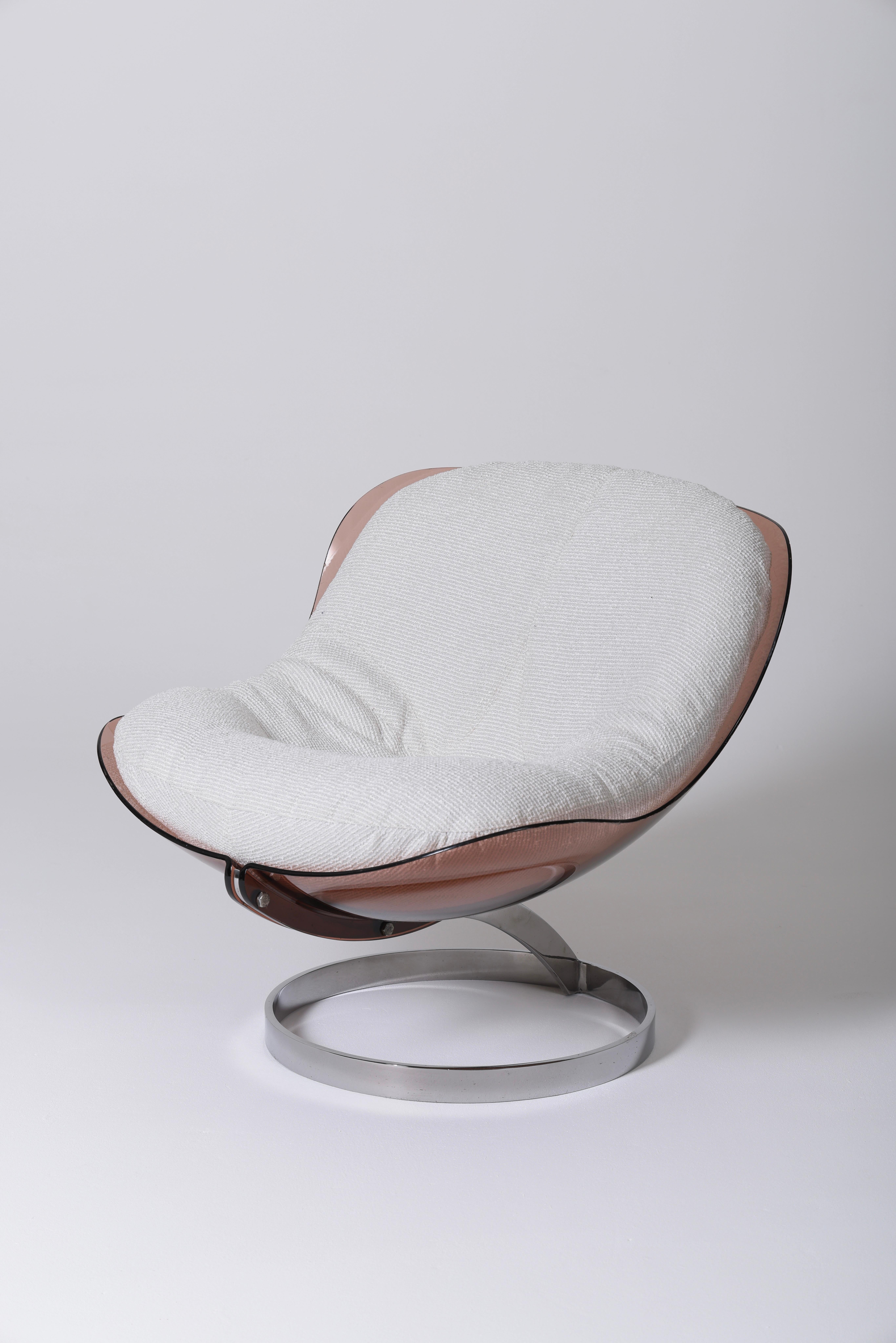 Sphere armchair by Boris Tabacoff, 70s. Structure in chromed metal and plexiglass, cushion in white fabric. Very good condition.