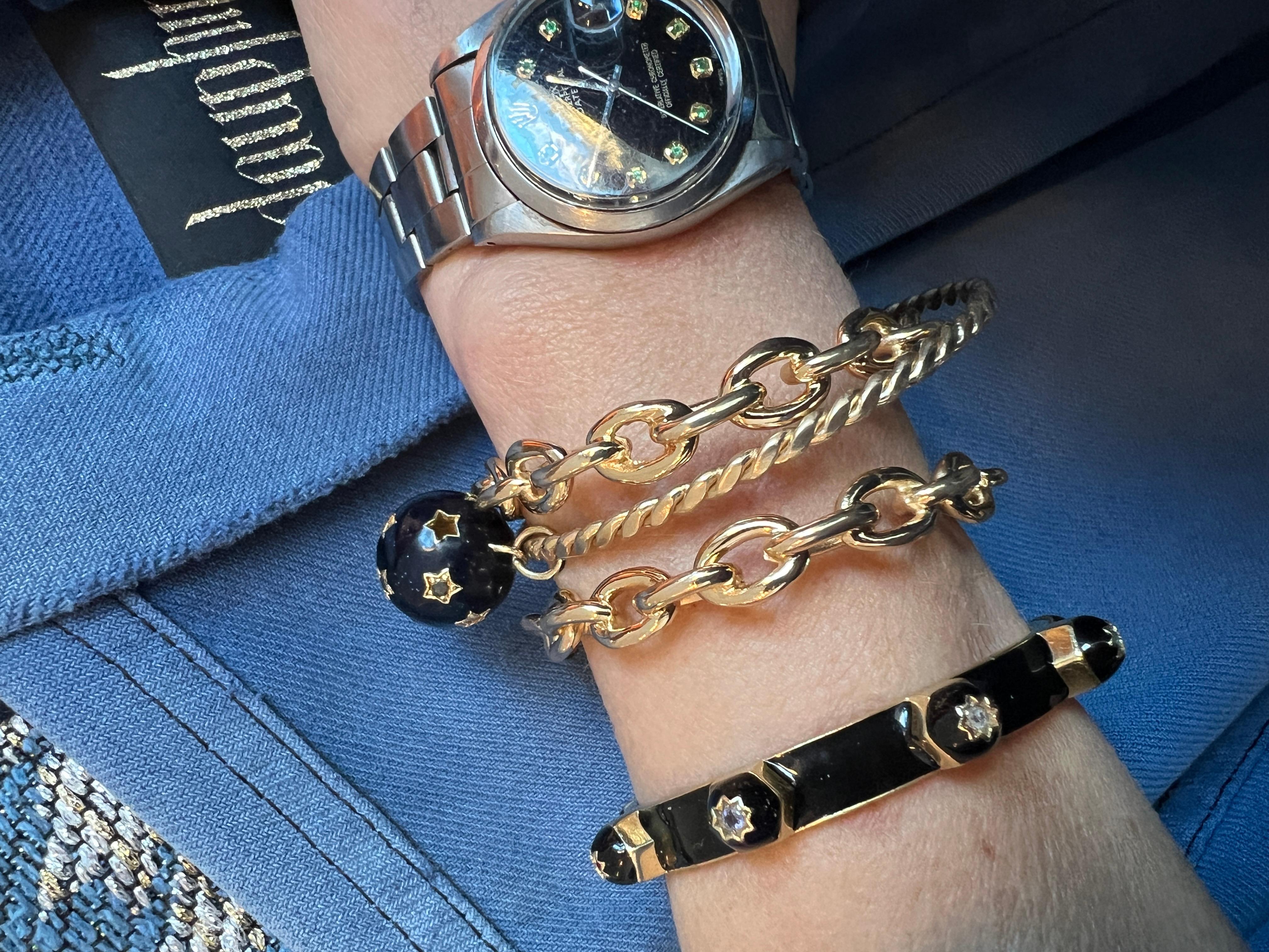Brazalete Esfera Estrella Esmaltada  Diamante blanco Diamante negro 

Pulsera Esfera Estrella Diamante Blanco Diamante Negro Esmalte Azul Medianoche Pulsera 

Latón dorado
La medida en diámetro es de 6,7 Pulgadas

Talla M/L

Diseñador: J DAUPHIN