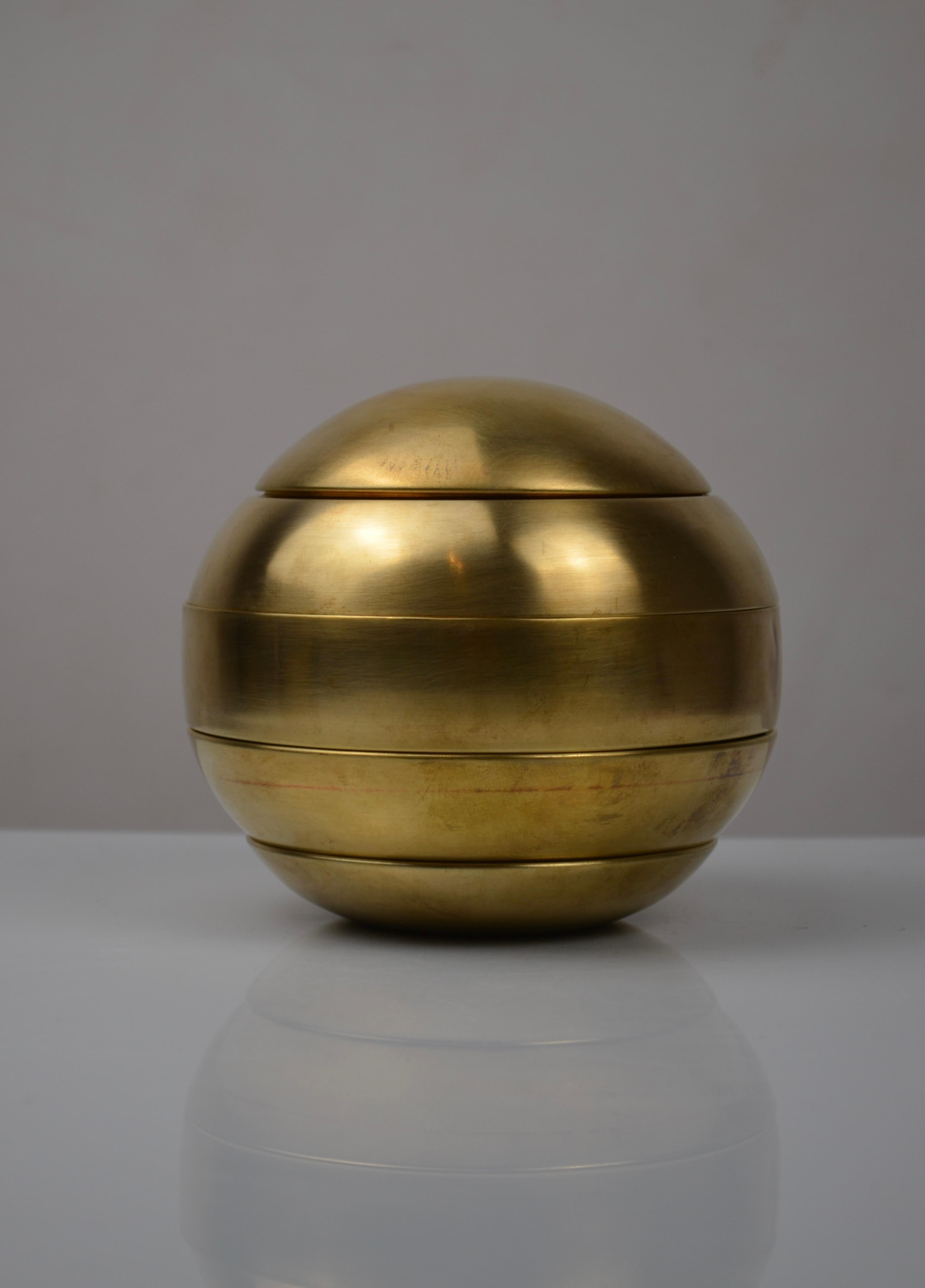 Set de cendriers sphériques en laiton par Tommaso Barbi, Italie, années 1970 en vente 6