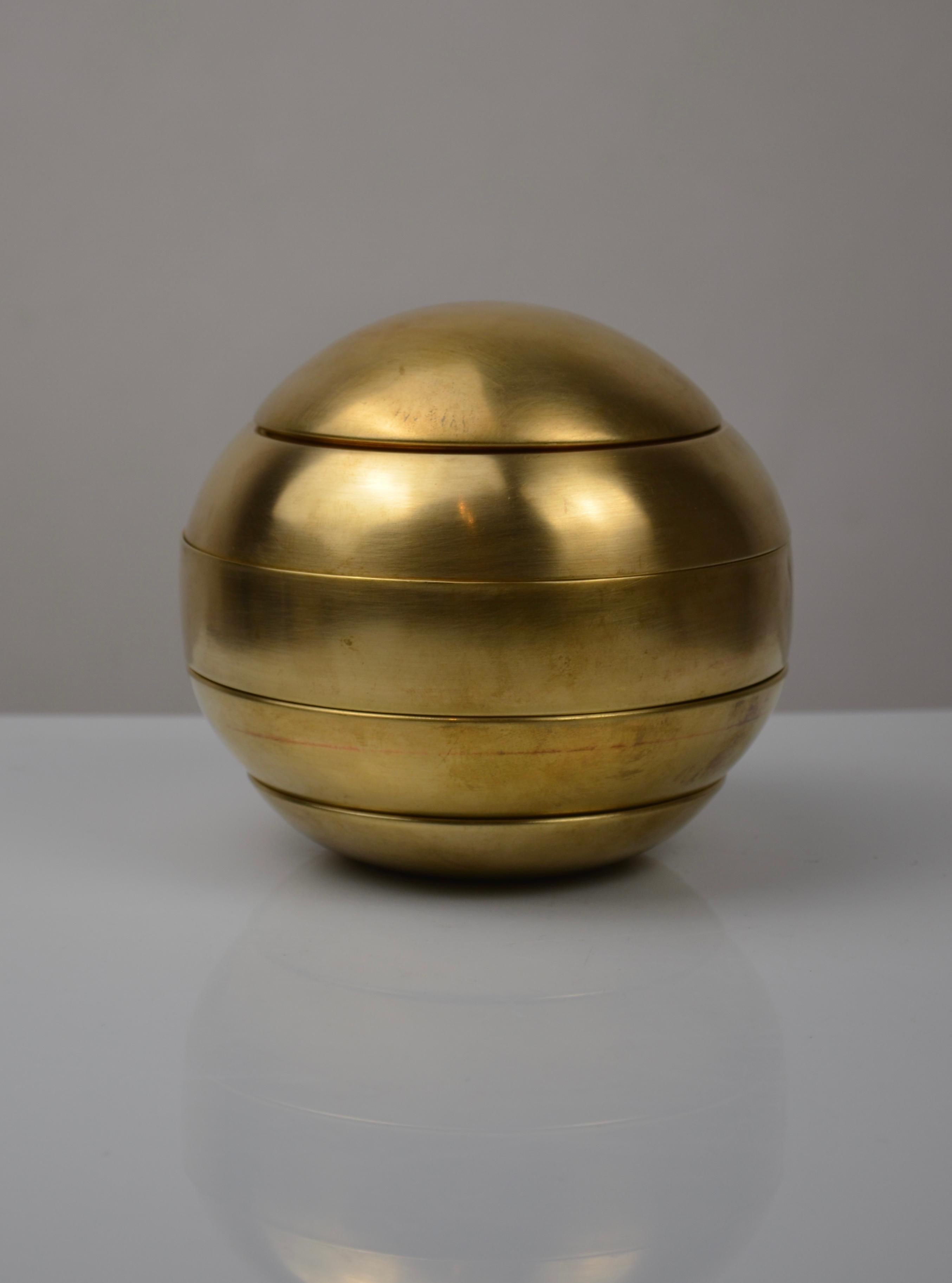 Set de cendriers sphériques en laiton par Tommaso Barbi, Italie, années 1970 en vente 7