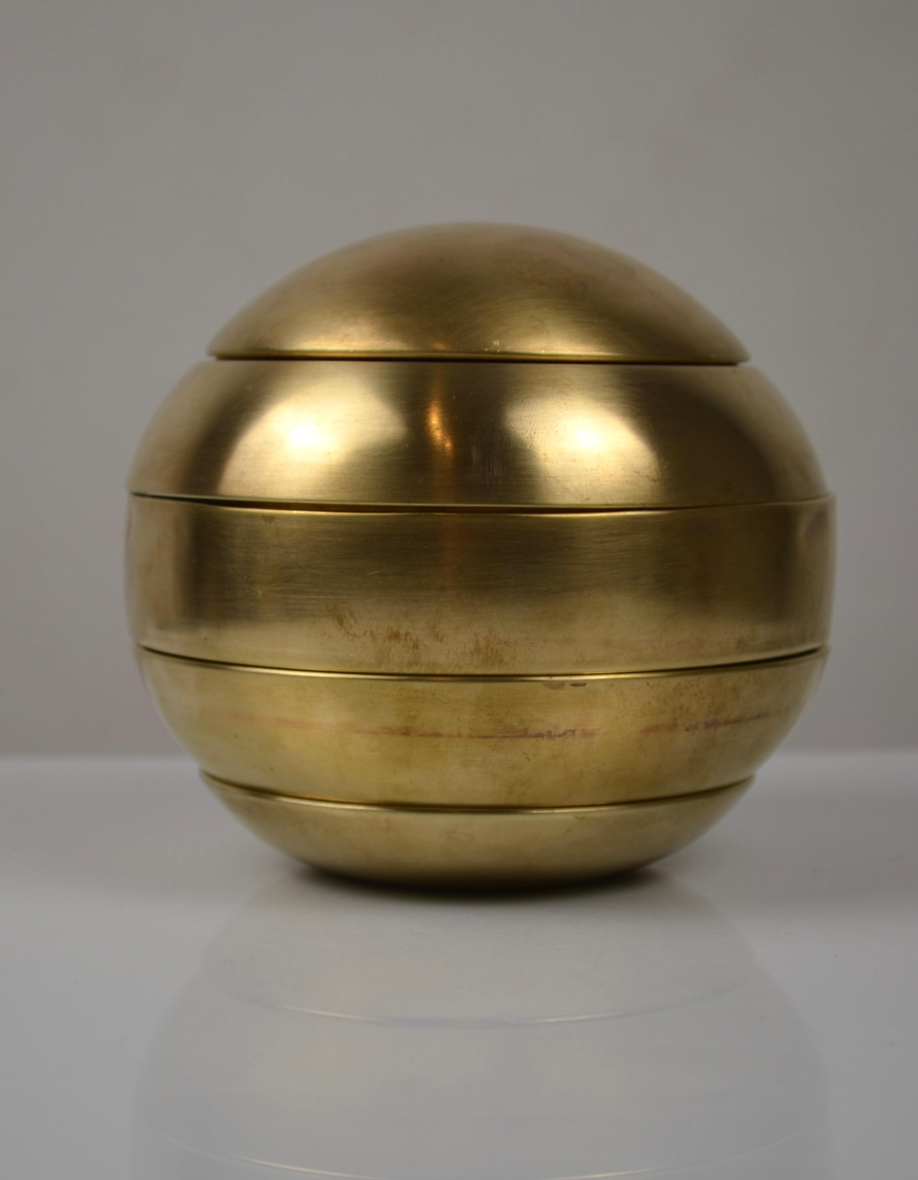 Mid-Century Modern Set de cendriers sphériques en laiton par Tommaso Barbi, Italie, années 1970 en vente