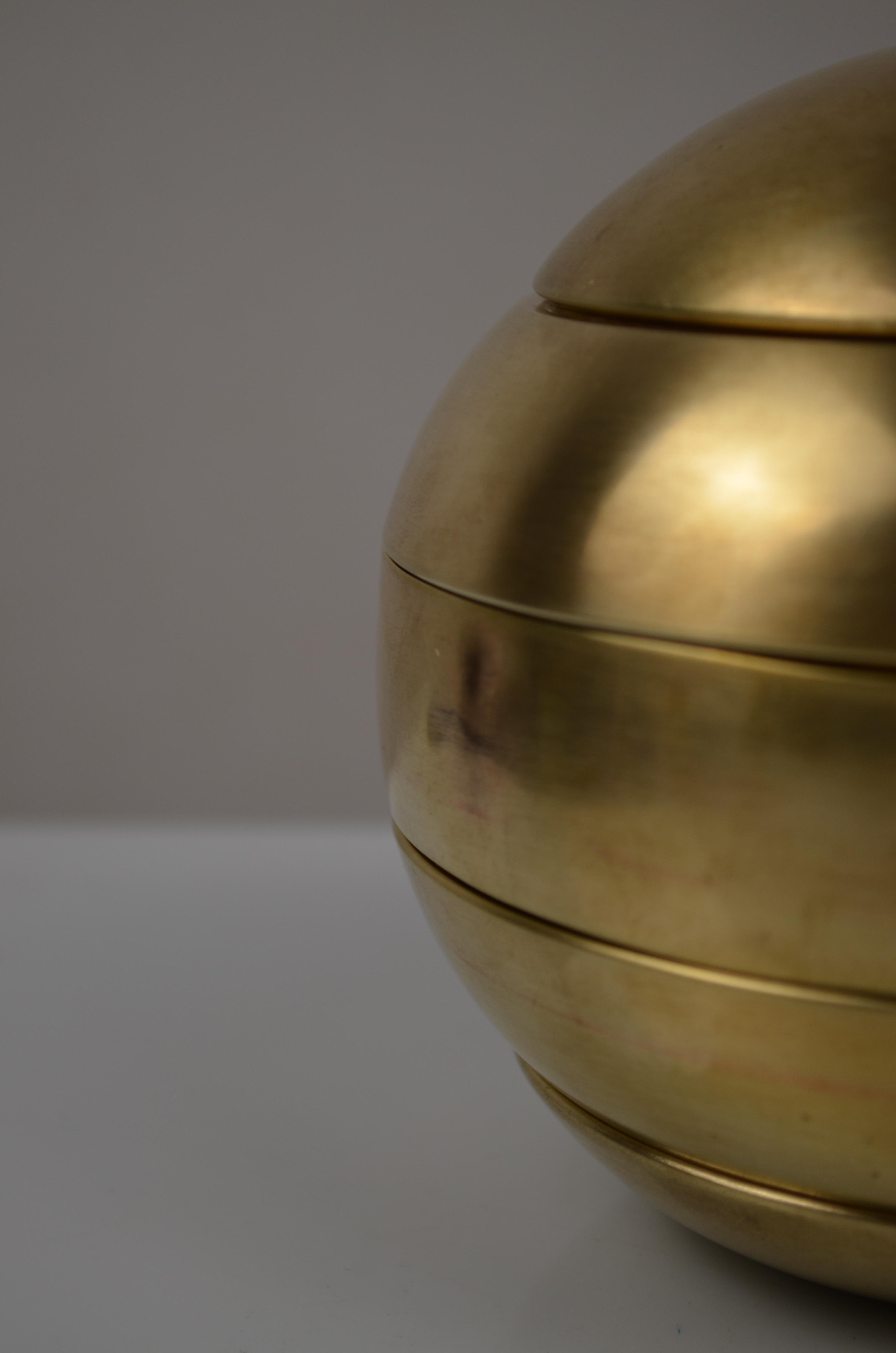 italien Set de cendriers sphériques en laiton par Tommaso Barbi, Italie, années 1970 en vente