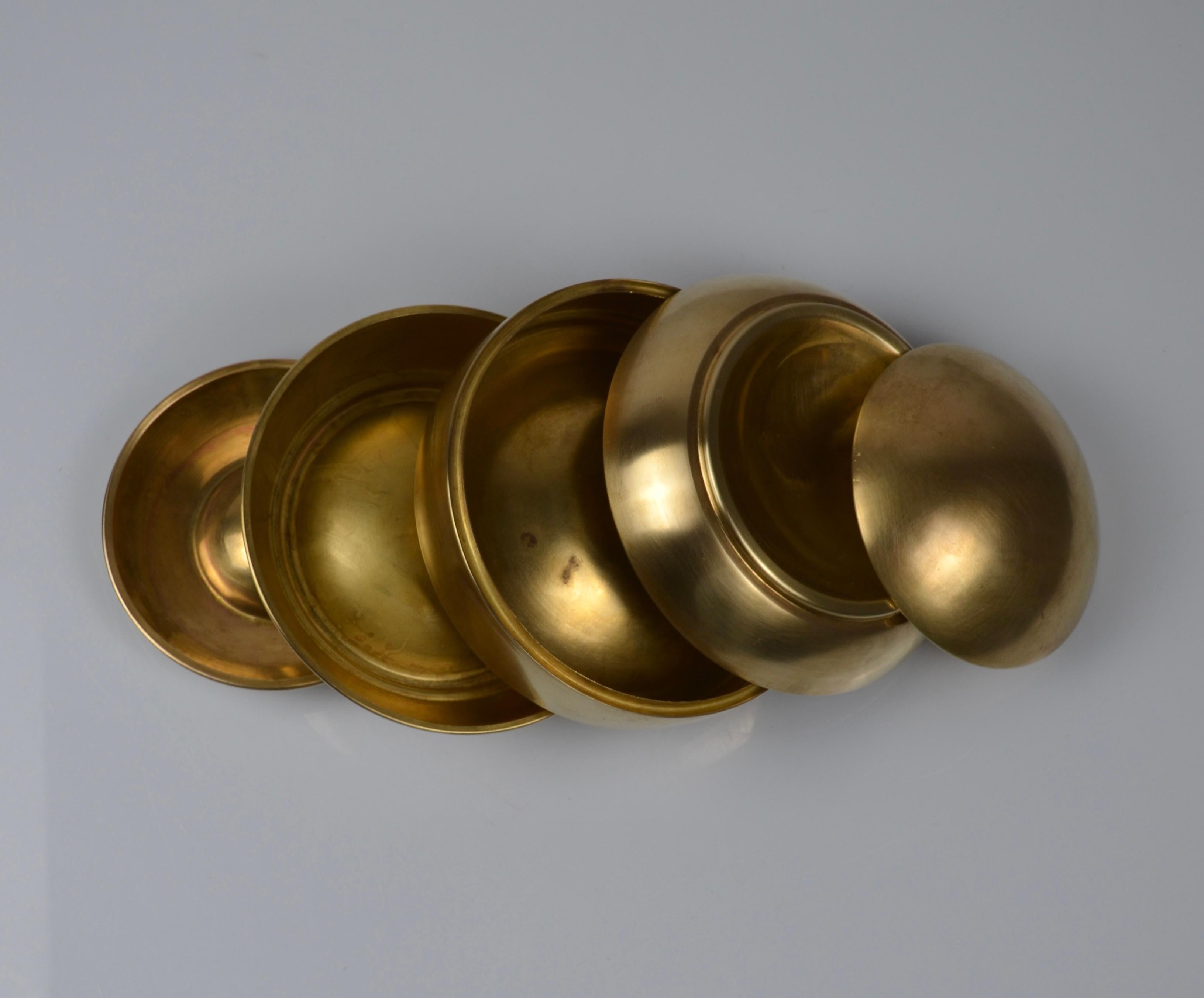 Laiton Set de cendriers sphériques en laiton par Tommaso Barbi, Italie, années 1970 en vente