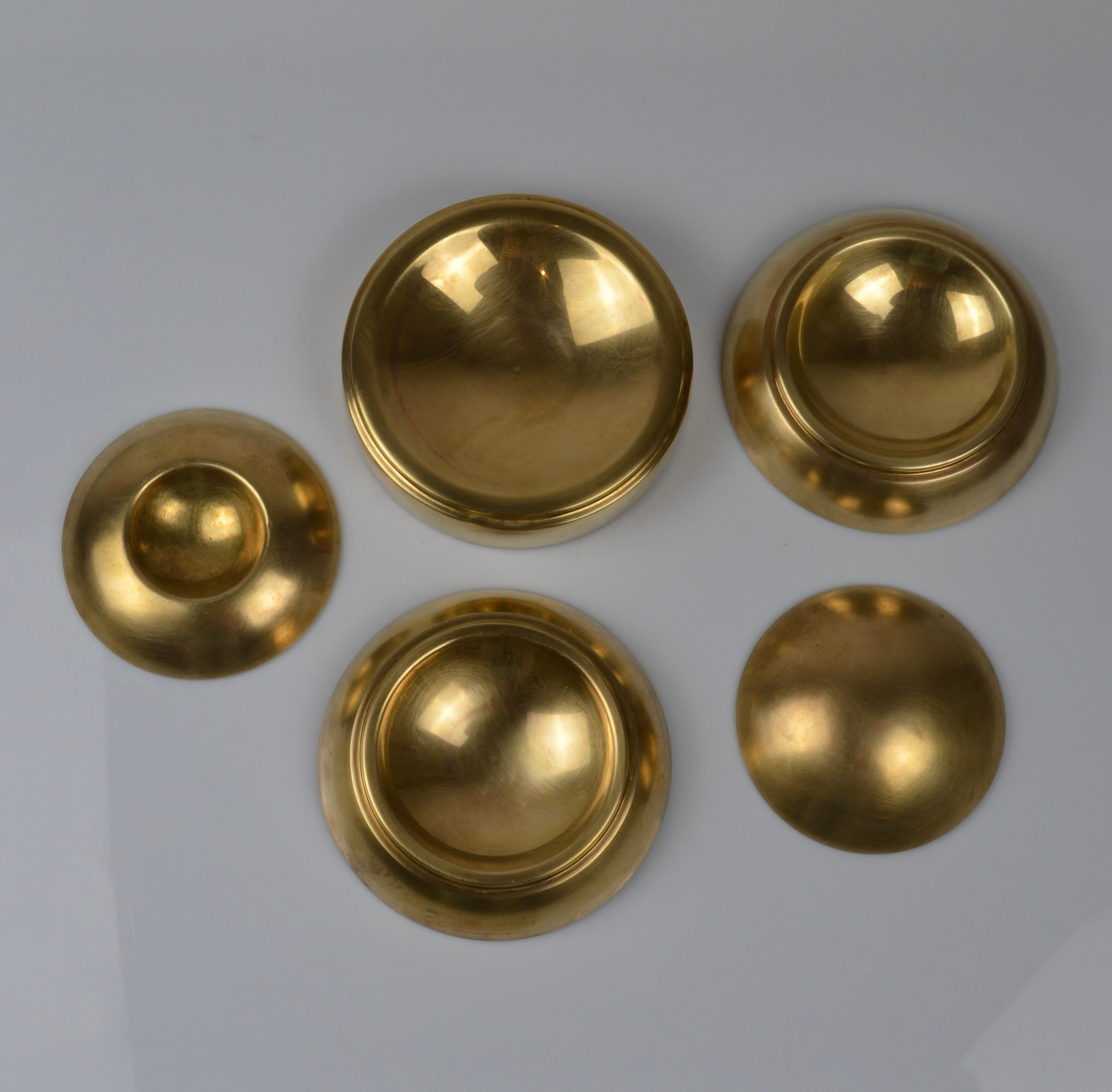 Set de cendriers sphériques en laiton par Tommaso Barbi, Italie, années 1970 en vente 1