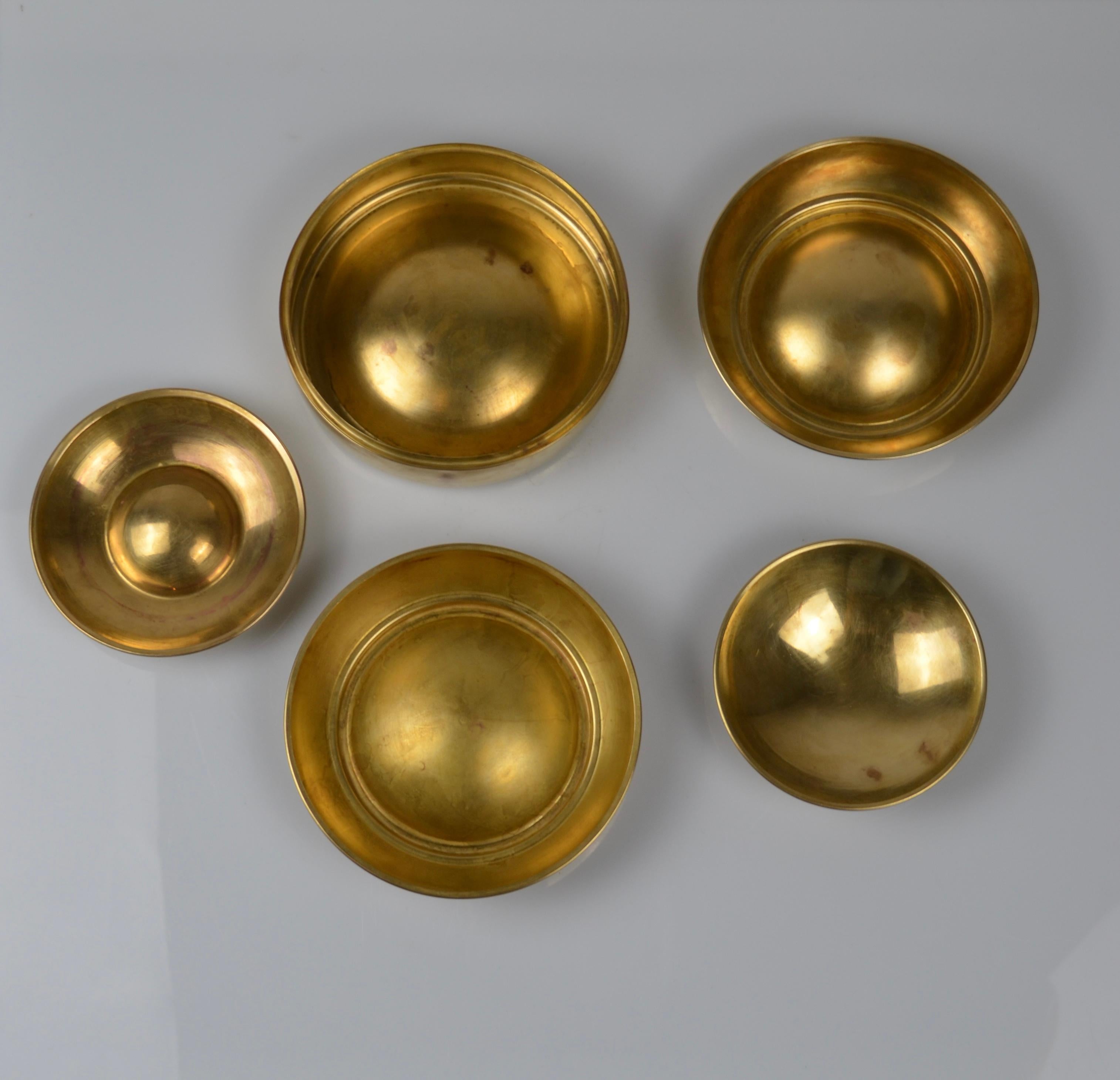 Set de cendriers sphériques en laiton par Tommaso Barbi, Italie, années 1970 en vente 2