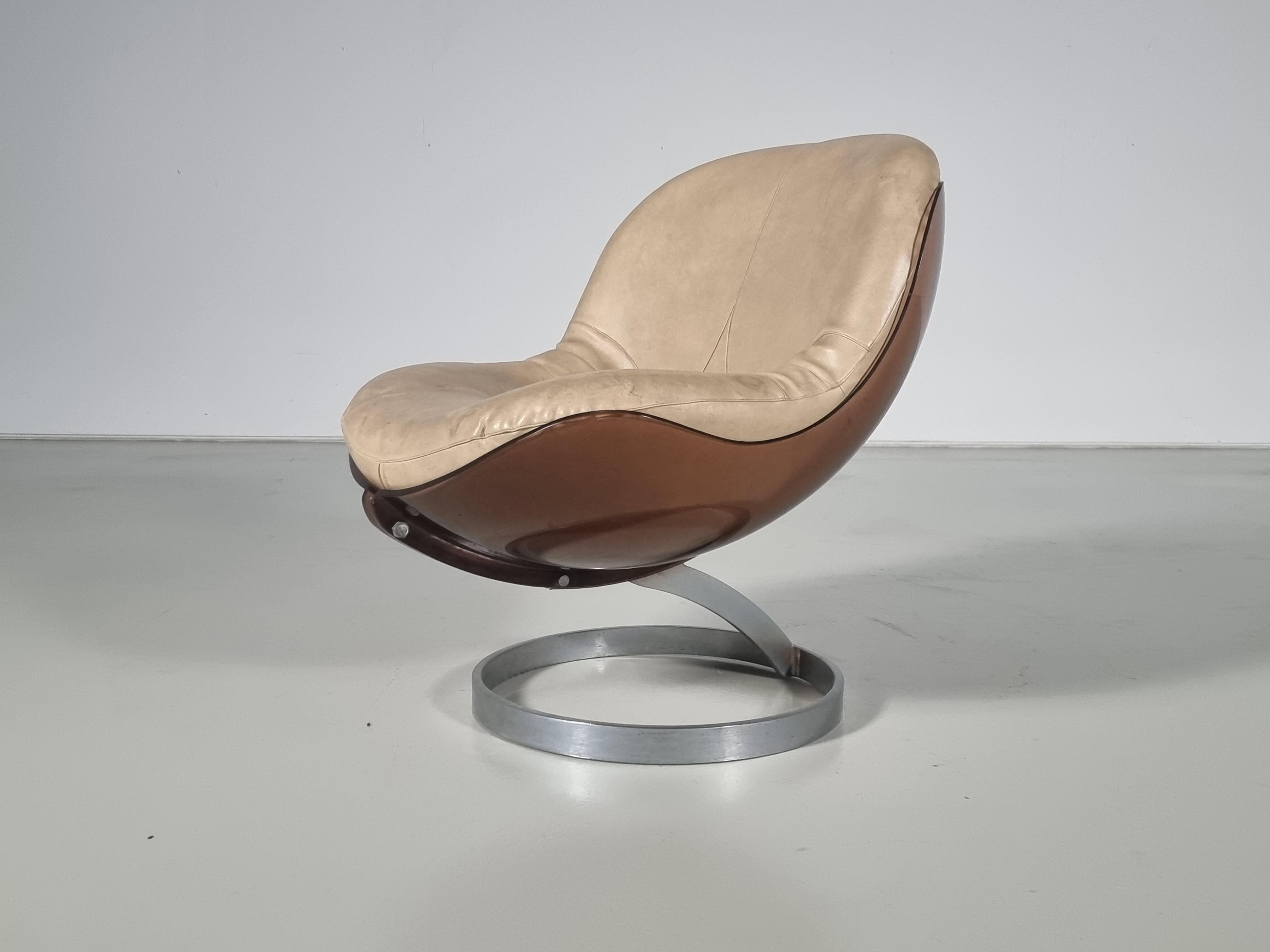 Rare ’Sphere’ lounge chair designed by Boris Tabacoff in 1971. Manufactured by the French MMM. factory (Mobilier Modular Moderne) It has a characteristic brown lucite shell that holds the original thick leather cushion. The plexiglass shell is held
