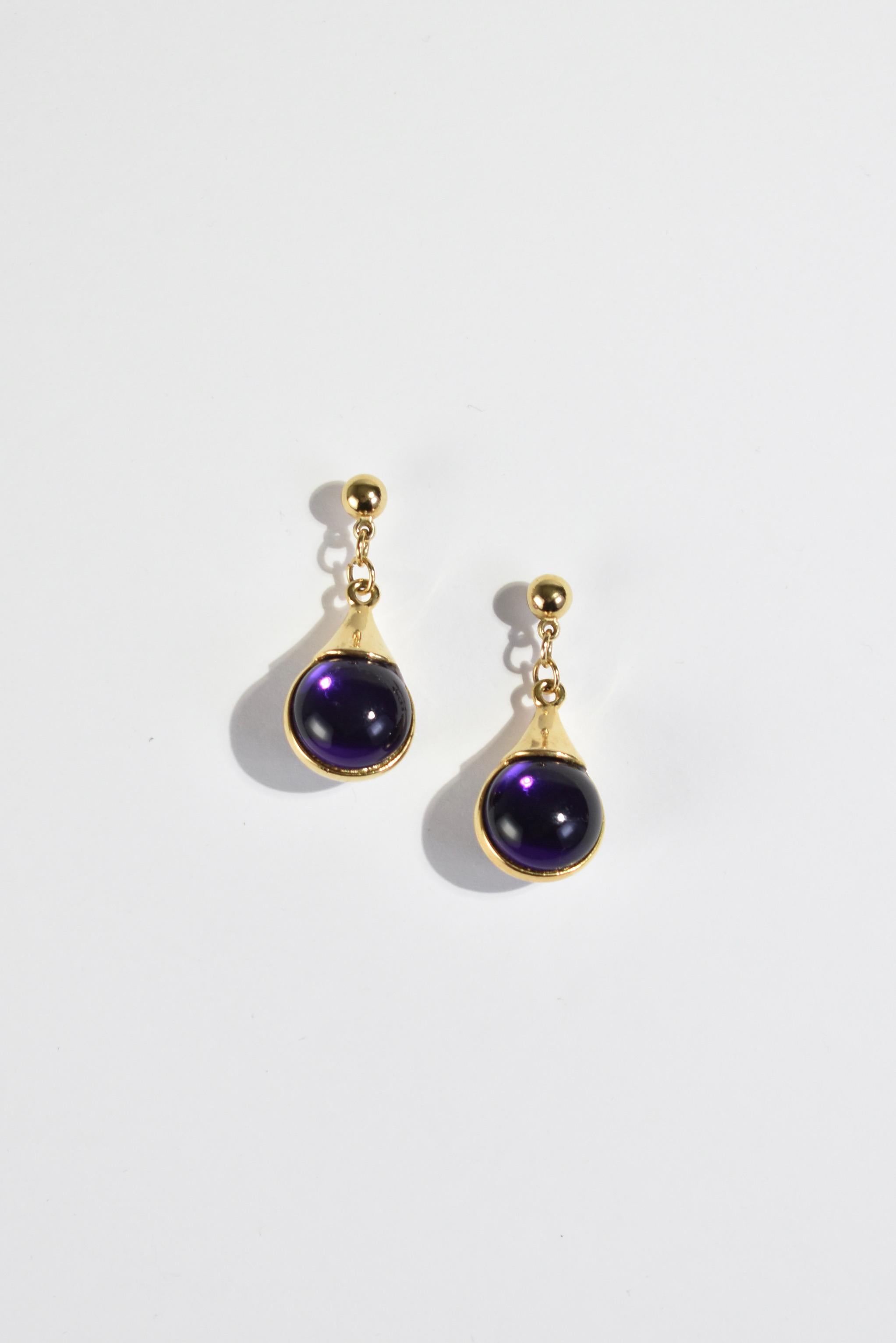 Vintage gold tone earrings with purple sphere glass drop detail, pierced.

Material: Metal, glass.

