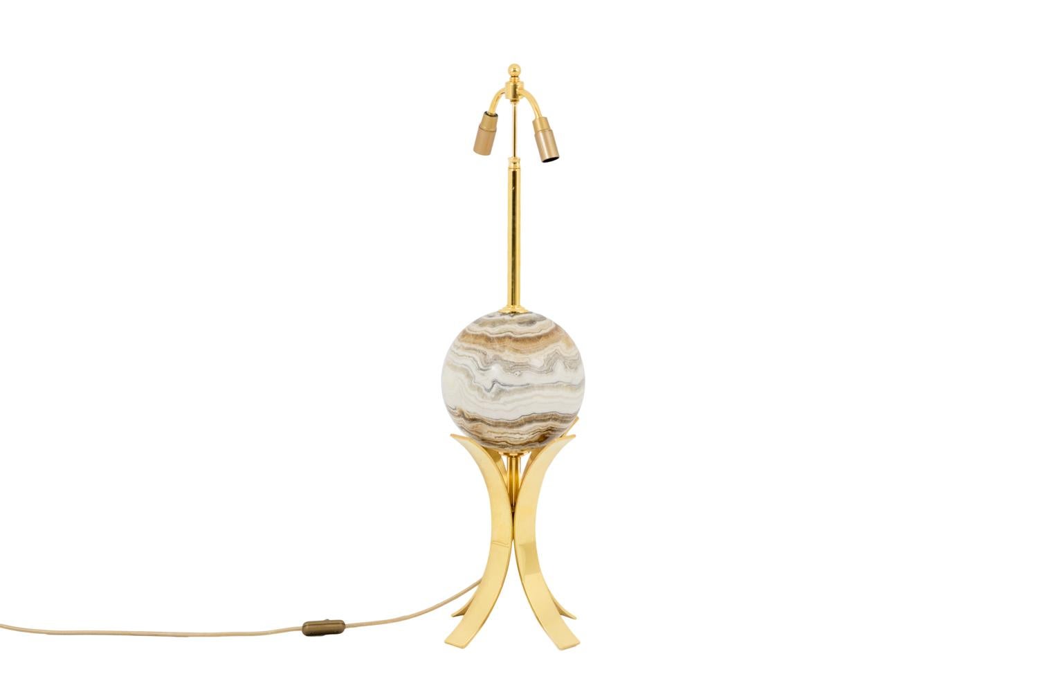 Sphere lamp in marble and gilt brass. Shaft in sphere shape in white and brown tones standing on three gilt brass concave blades.

Work realized in the 1970s.

New and functional electrical system.

The price doesn’t include the lampshade