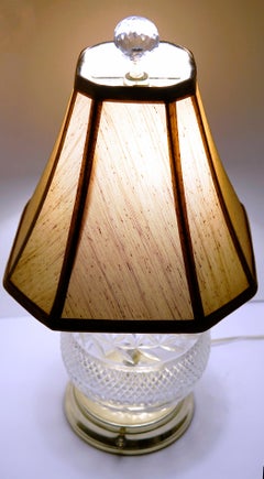 Lámpara de sobremesa de bola de cristal tallado de época alemana en forma de esfera con remate de cristal