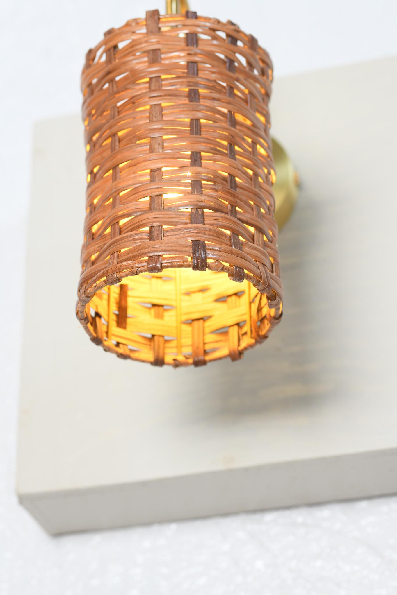 Wo Handwerkskunst auf ruhige Schlichtheit trifft, ist der Shpere- Shaped Rattan &  Die Wandleuchte aus Messing von Rattanology erwacht zum Leben.

Jedes Stück beginnt mit handgeflochtenen Rattansträngen, die zu einer sanften Kugel geformt werden,