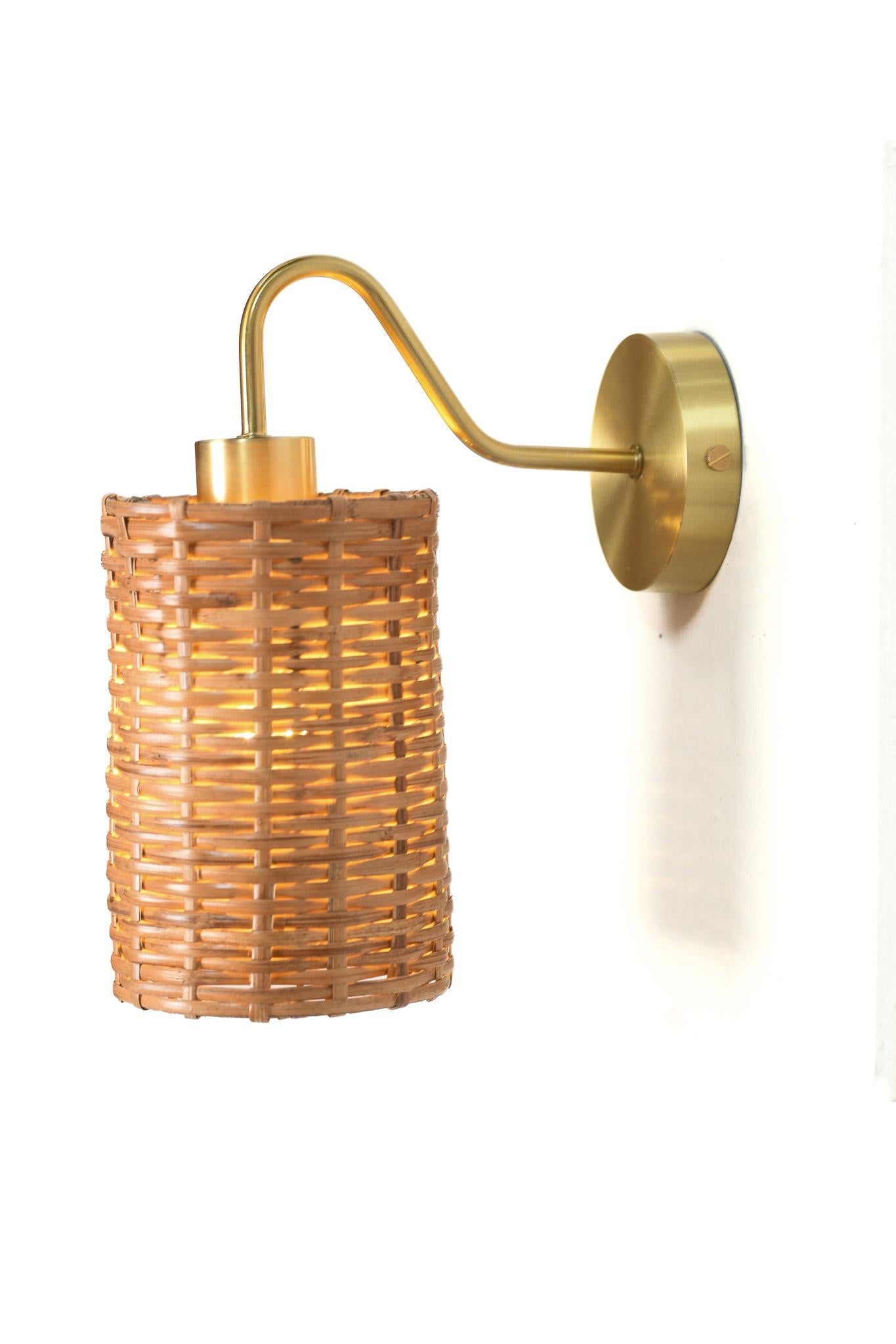Kugelförmiger Wandleuchter aus Rohr und Messing (Moderne der Mitte des Jahrhunderts) im Angebot