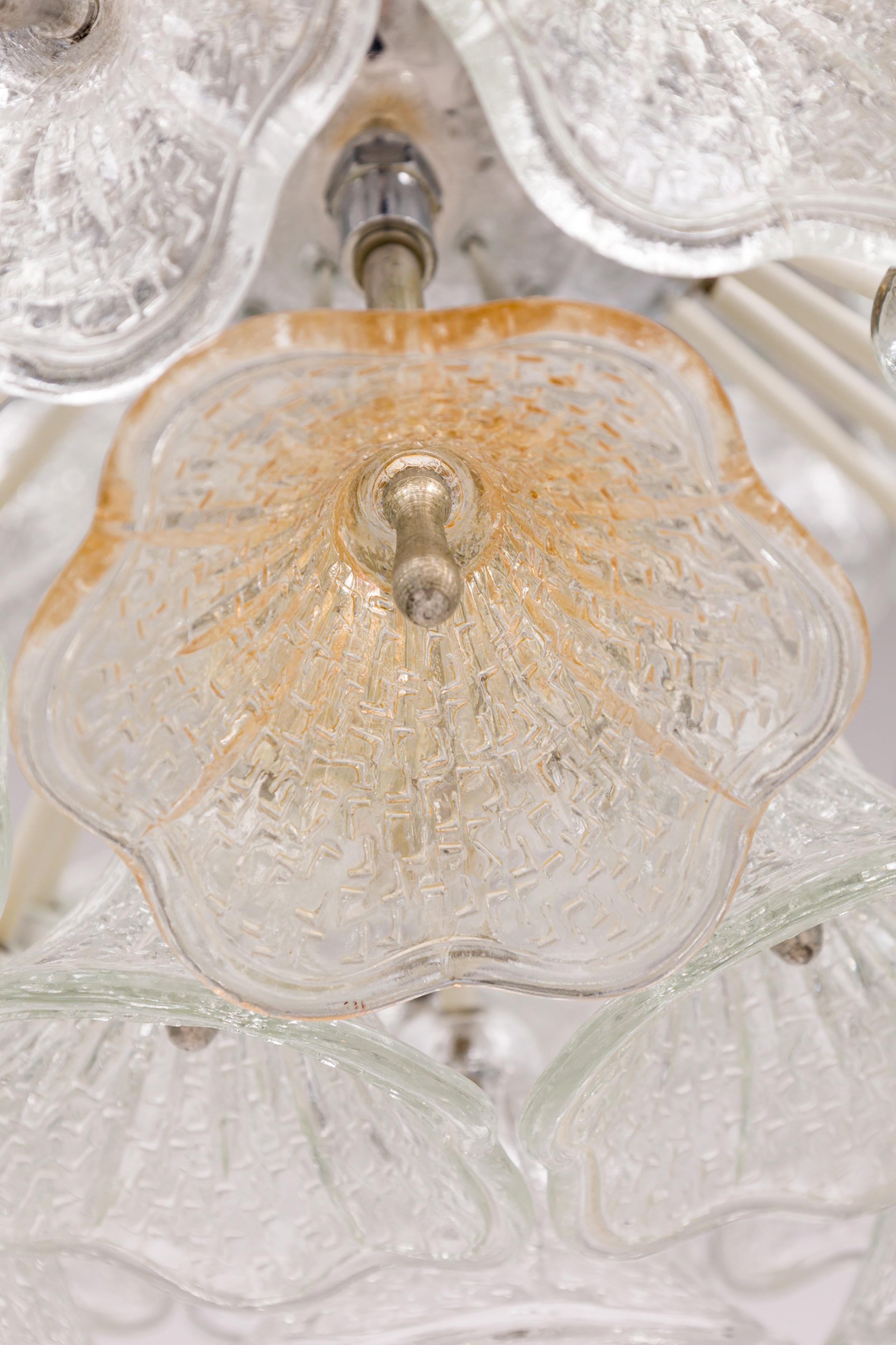 Lustre en forme de sphère entouré de fleurs en verre transparent texturé en vente 2