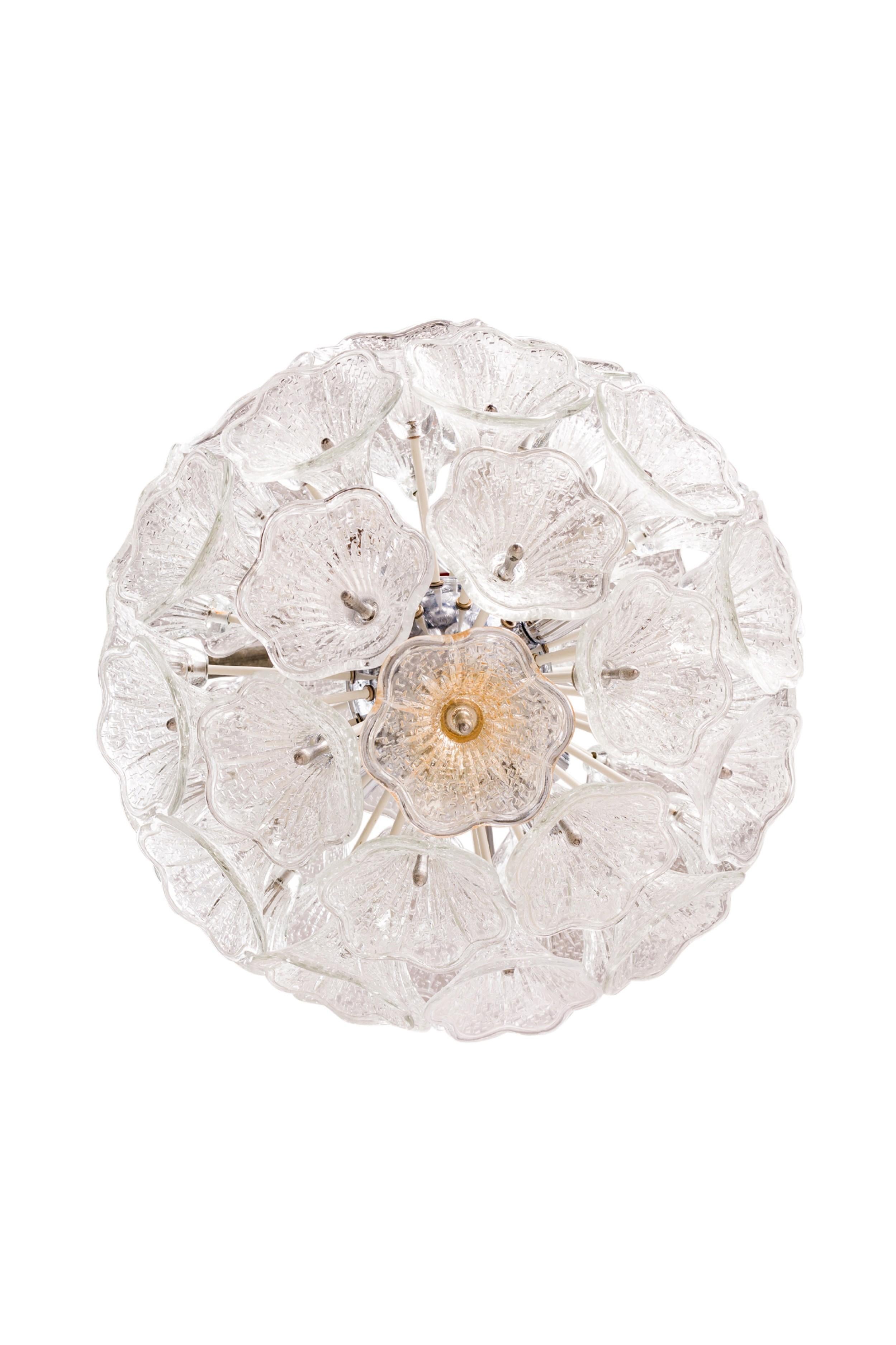 Lustre en forme de sphère entouré de fleurs en verre transparent texturé en vente 3