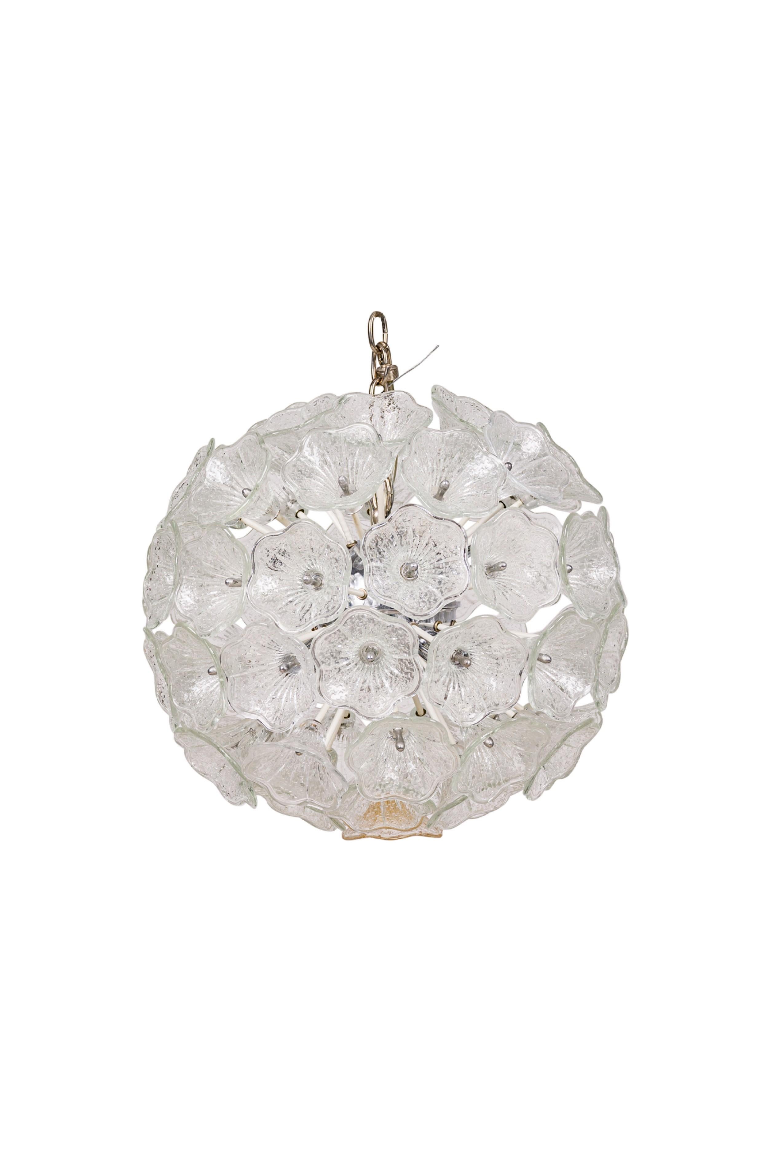 Mid-Century Modern Lustre en forme de sphère entouré de fleurs en verre transparent texturé en vente