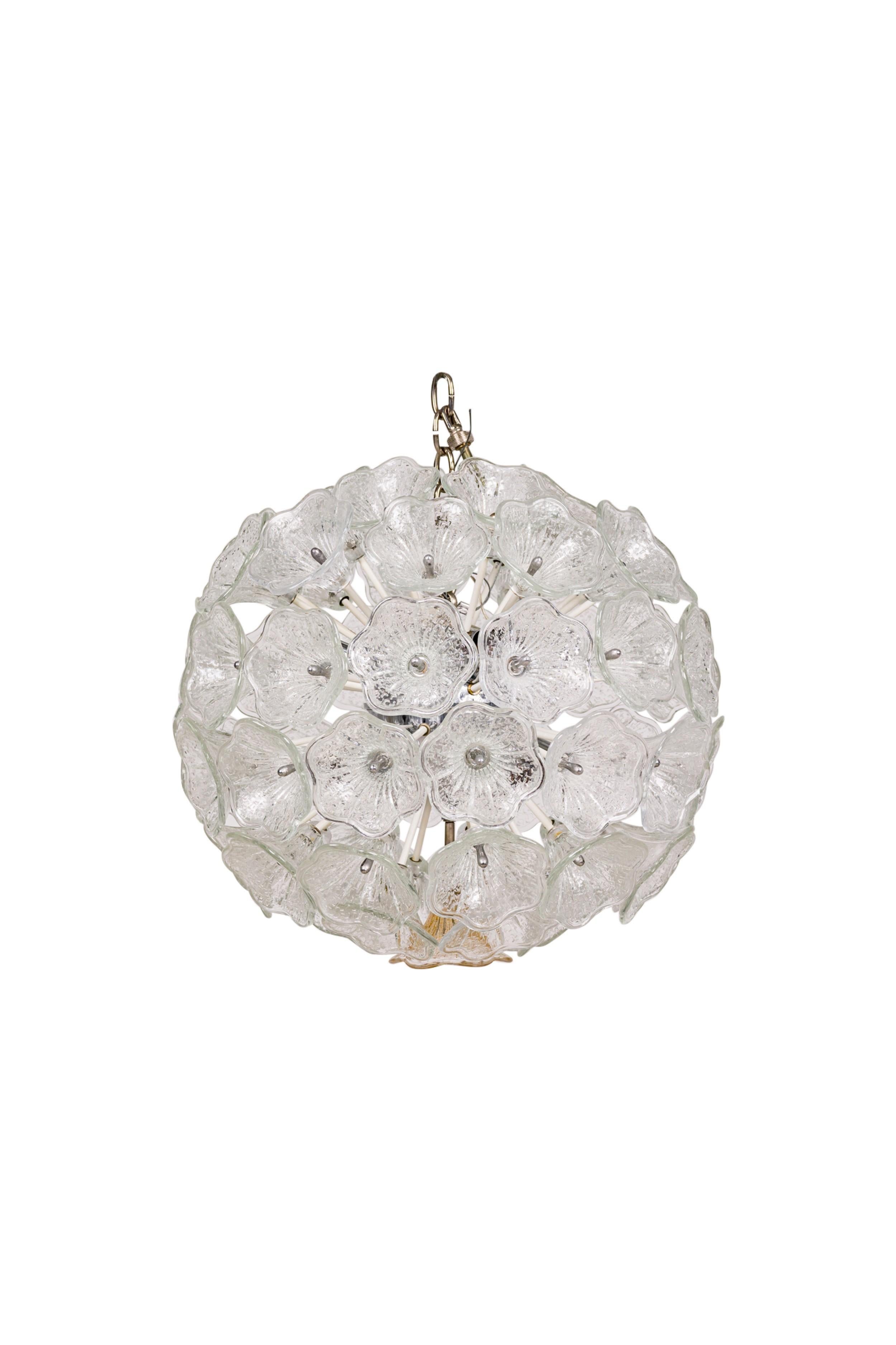 Inconnu Lustre en forme de sphère entouré de fleurs en verre transparent texturé en vente