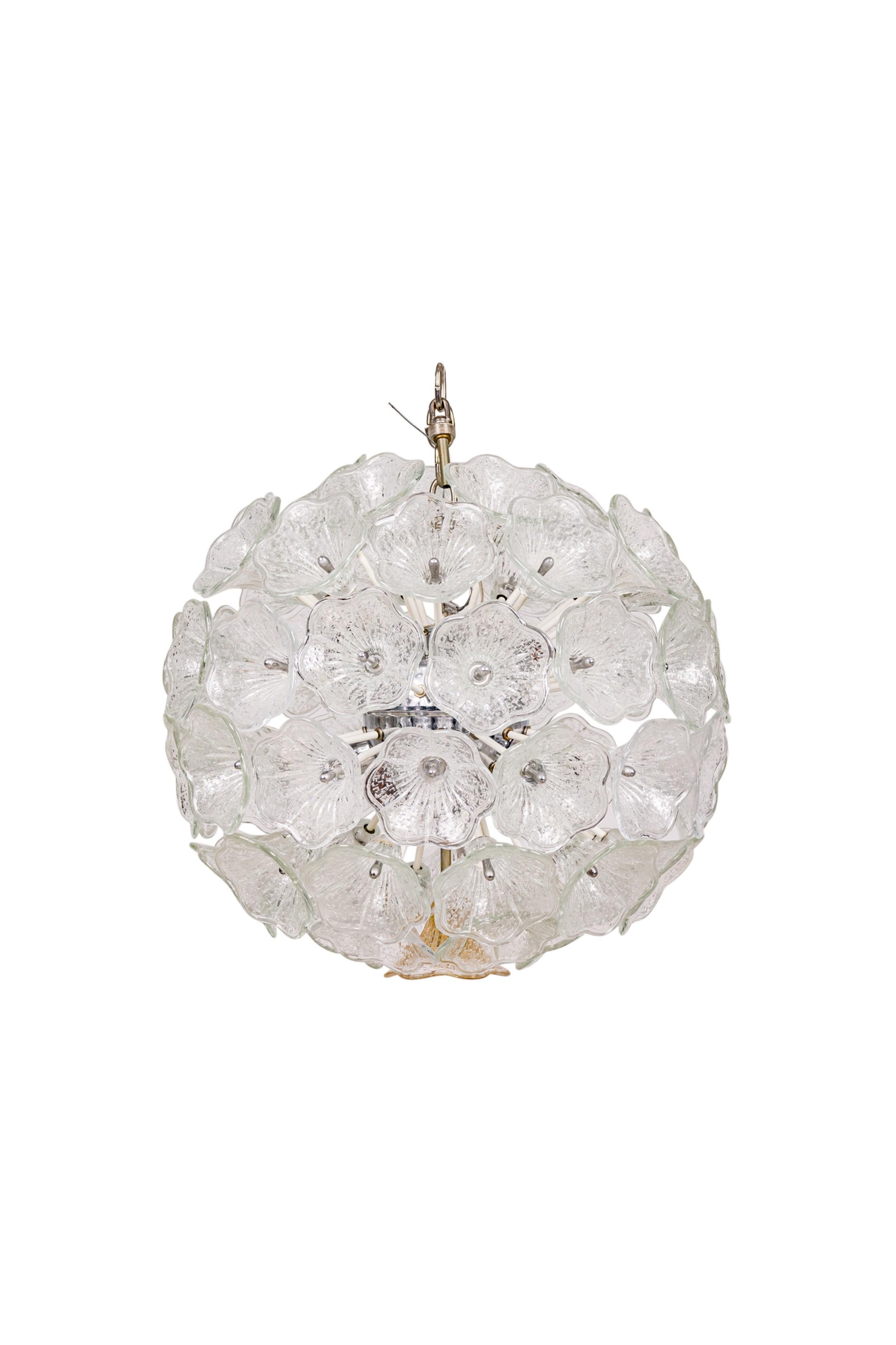 Fait main Lustre en forme de sphère entouré de fleurs en verre transparent texturé en vente