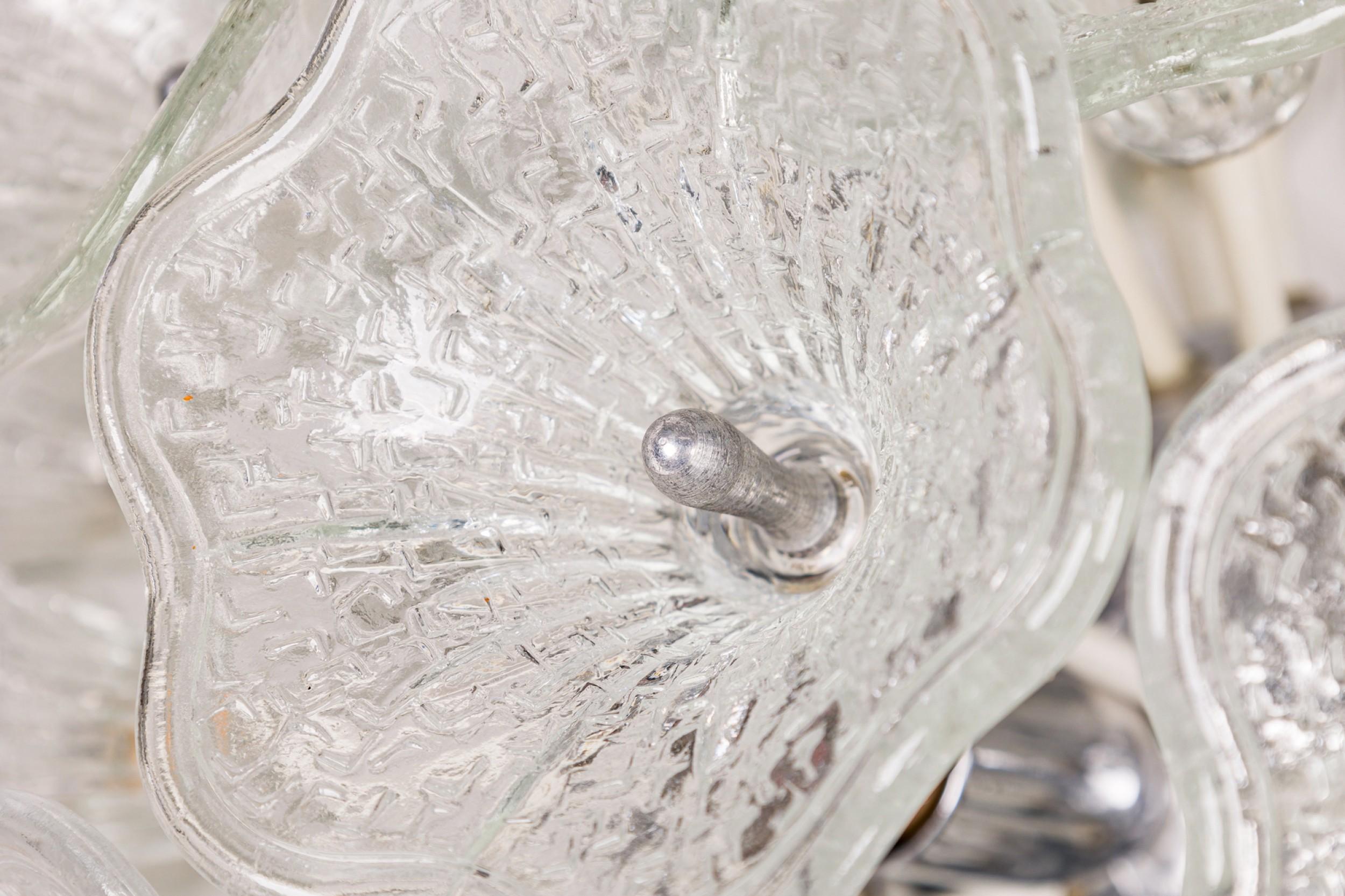 Lustre en forme de sphère entouré de fleurs en verre transparent texturé Bon état - En vente à Queens, NY