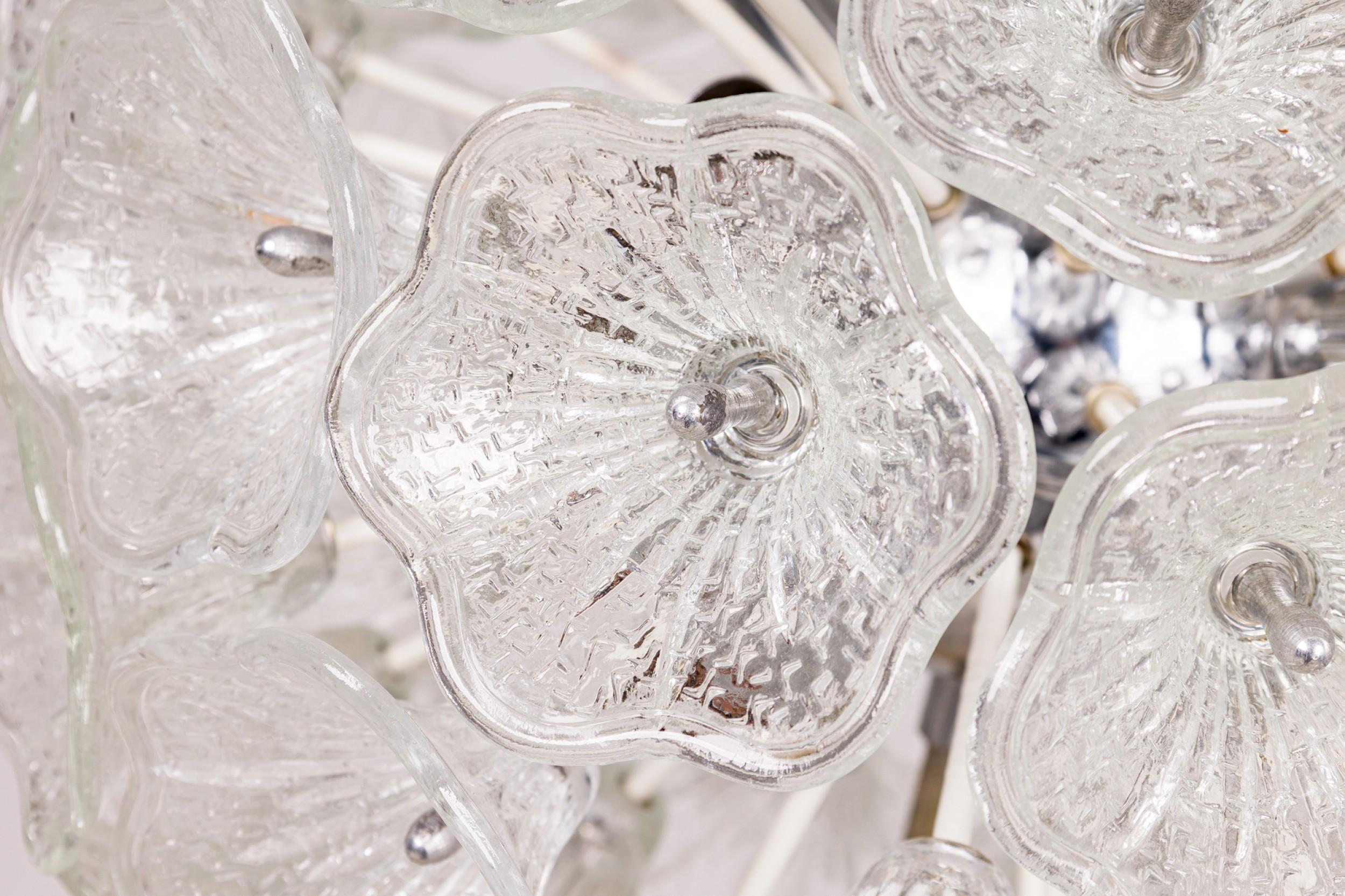 20ième siècle Lustre en forme de sphère entouré de fleurs en verre transparent texturé en vente