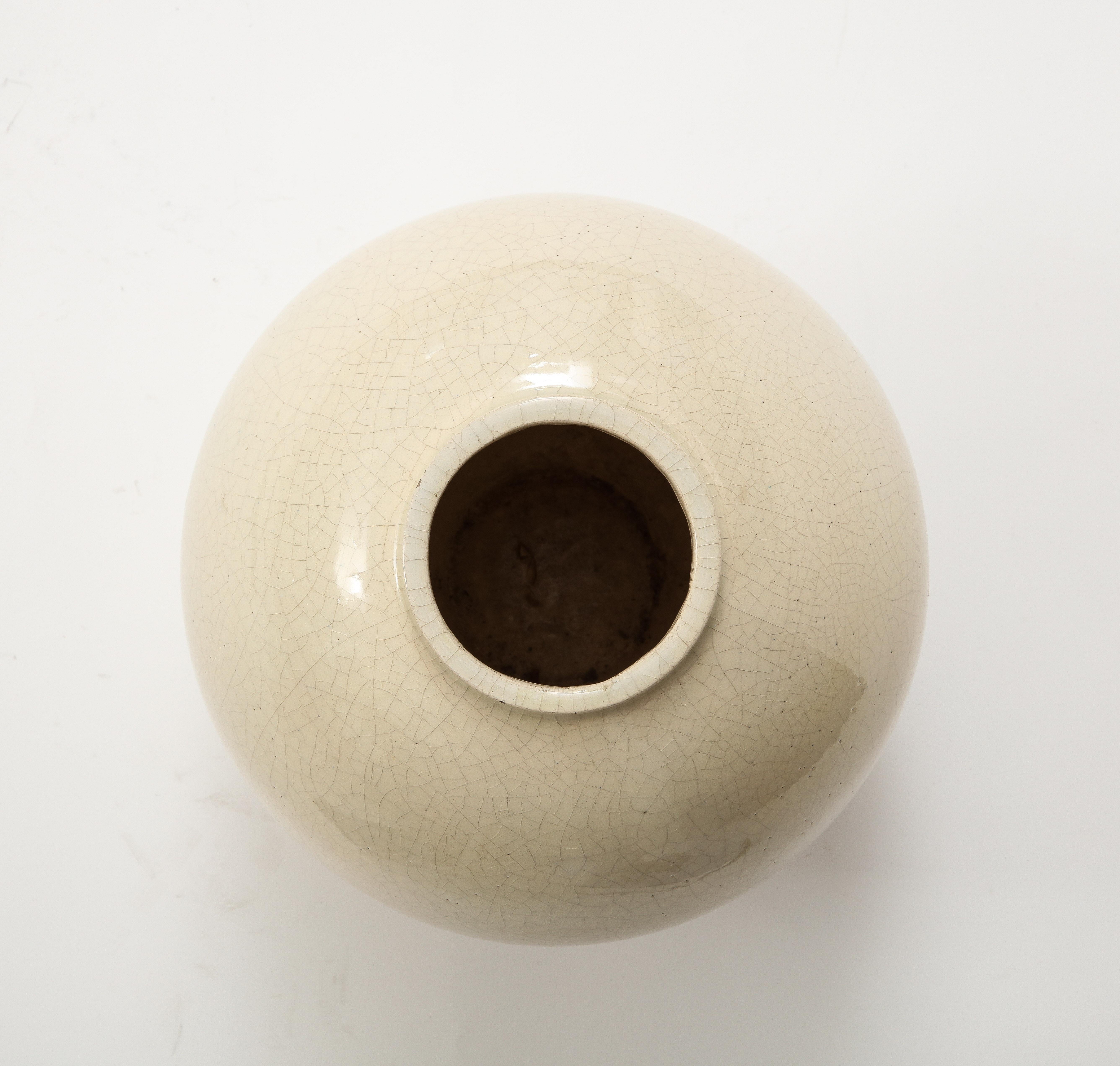 Vase en forme de sphère à glaçure Off-White CIRCA, France, vers 1930, signé en vente 5