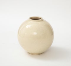 Vase en forme de sphère à glaçure Off-White CIRCA, France, vers 1930, signé