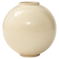 Vase en forme de sphère à glaçure Off-White CIRCA, France, vers 1930, signé