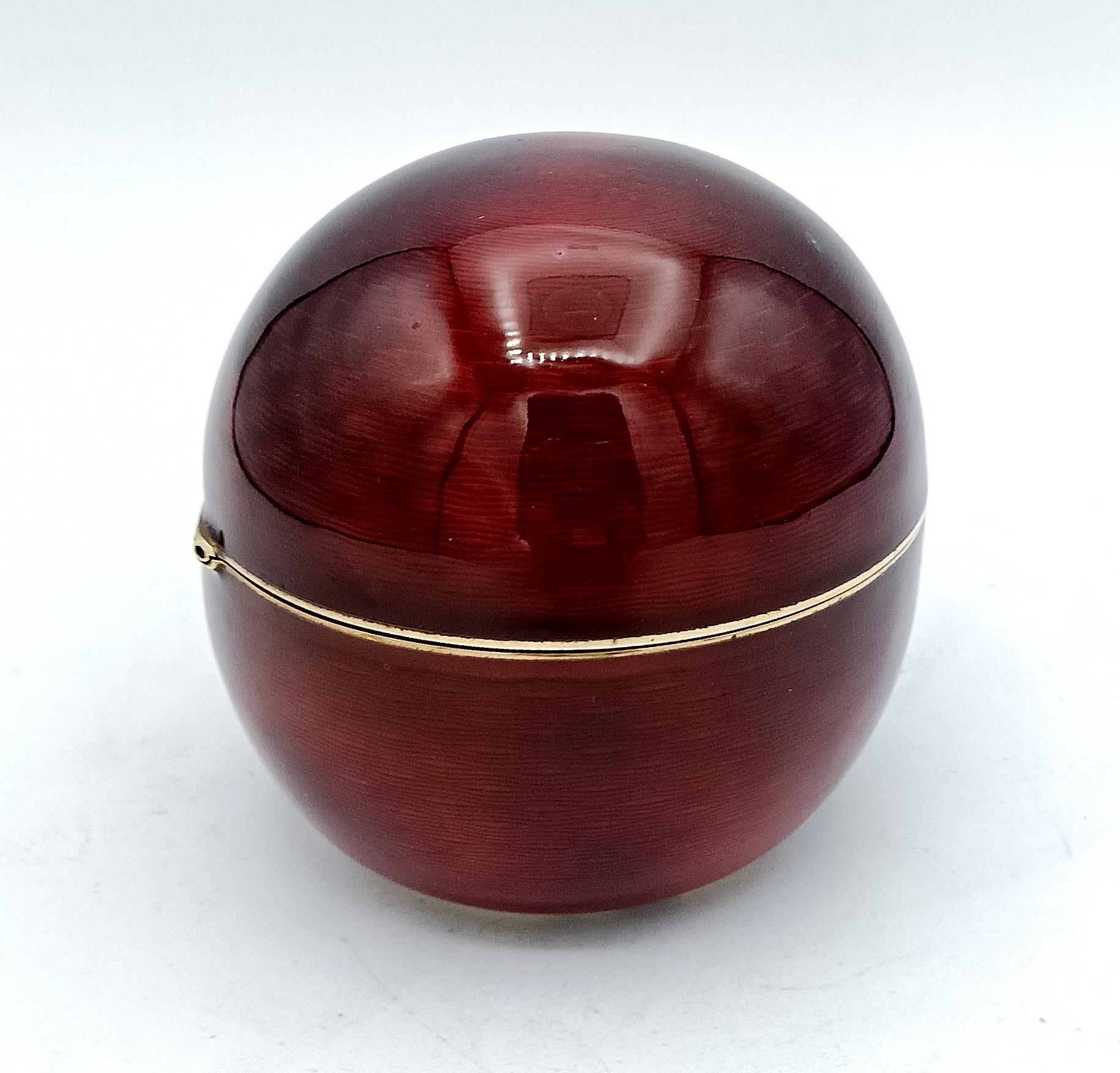 Sphere table cigarette lighter in 925/1000 gold-plated sterling silver and translucent fire enamel on guilloché, in a modern contemporary style. Piezoelectric mechanism. Dimensions diameter cm. 7.5. Silver weight gr. 380. Designed by Giorgio