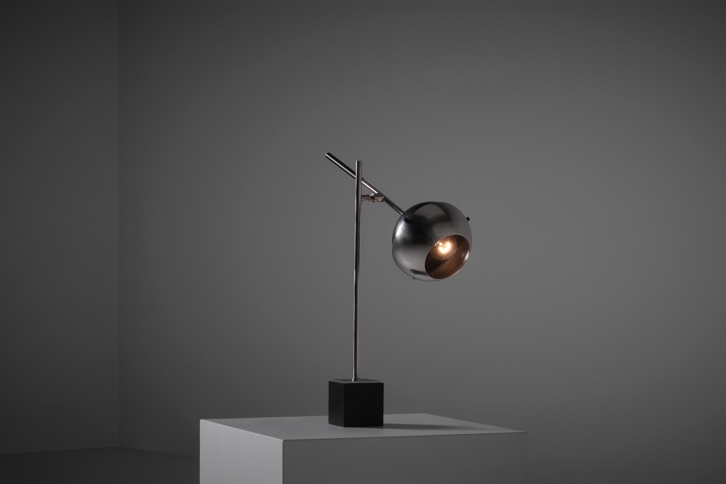 Lampada da tavolo regolabile 'Sphere' di Oscar Torlasco per Lumi, Italia 1960. Design raffinato composto da forme primarie: una sfera per il paralume, un cubo pesante che funge da base e tubi per la costruzione. Questi elementi insieme danno vita a