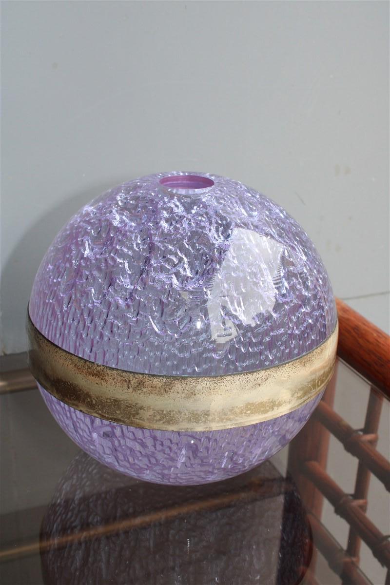 Vaso a sfera Taddei architetto design italiano 1970, in vetro molto spesso, con bande d'argento, colore ametista Diametro 16 cm, altezza 16 cm.