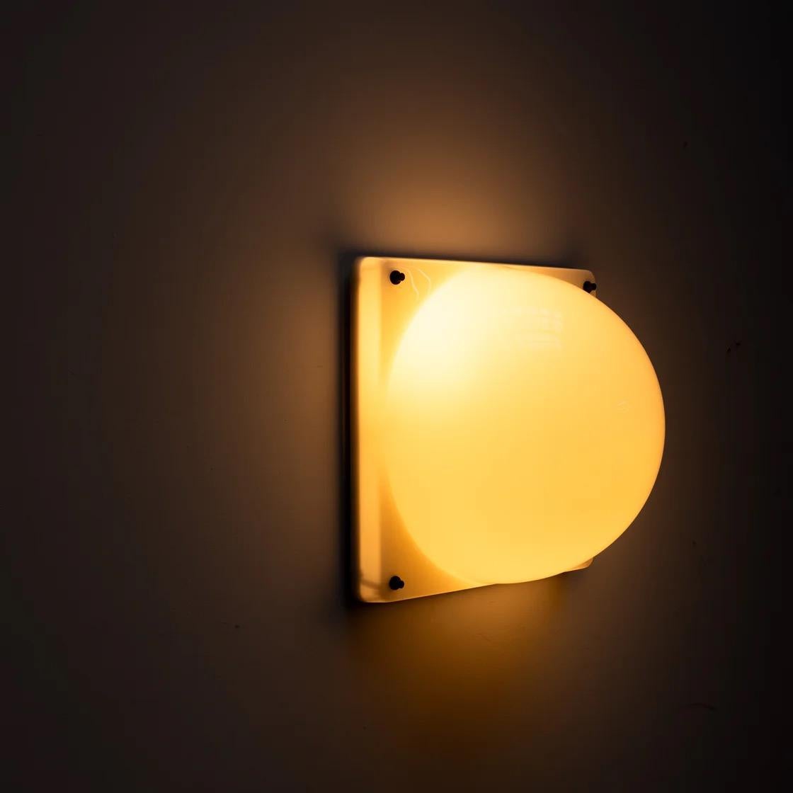 Sphere wall lamp, Italy, 1970s, simple minimal design In condizioni buone in vendita a Tokyo, Tokyo