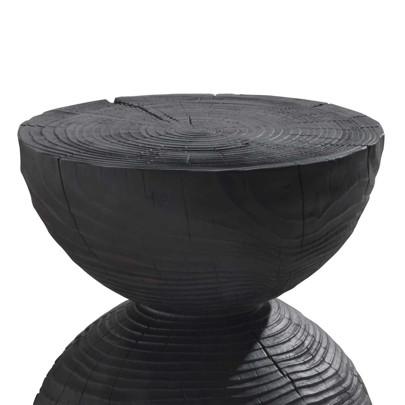 Tabouret sphères brûlées en bois massif de cèdre aromatique naturel en finition brûlée.
Fabriqué dans un bloc de bois de cèdre. Mouvement sinueux et ondulé. Élégant
et pièce originale. Le bois de cèdre massif comprend des mouvements, des fissures