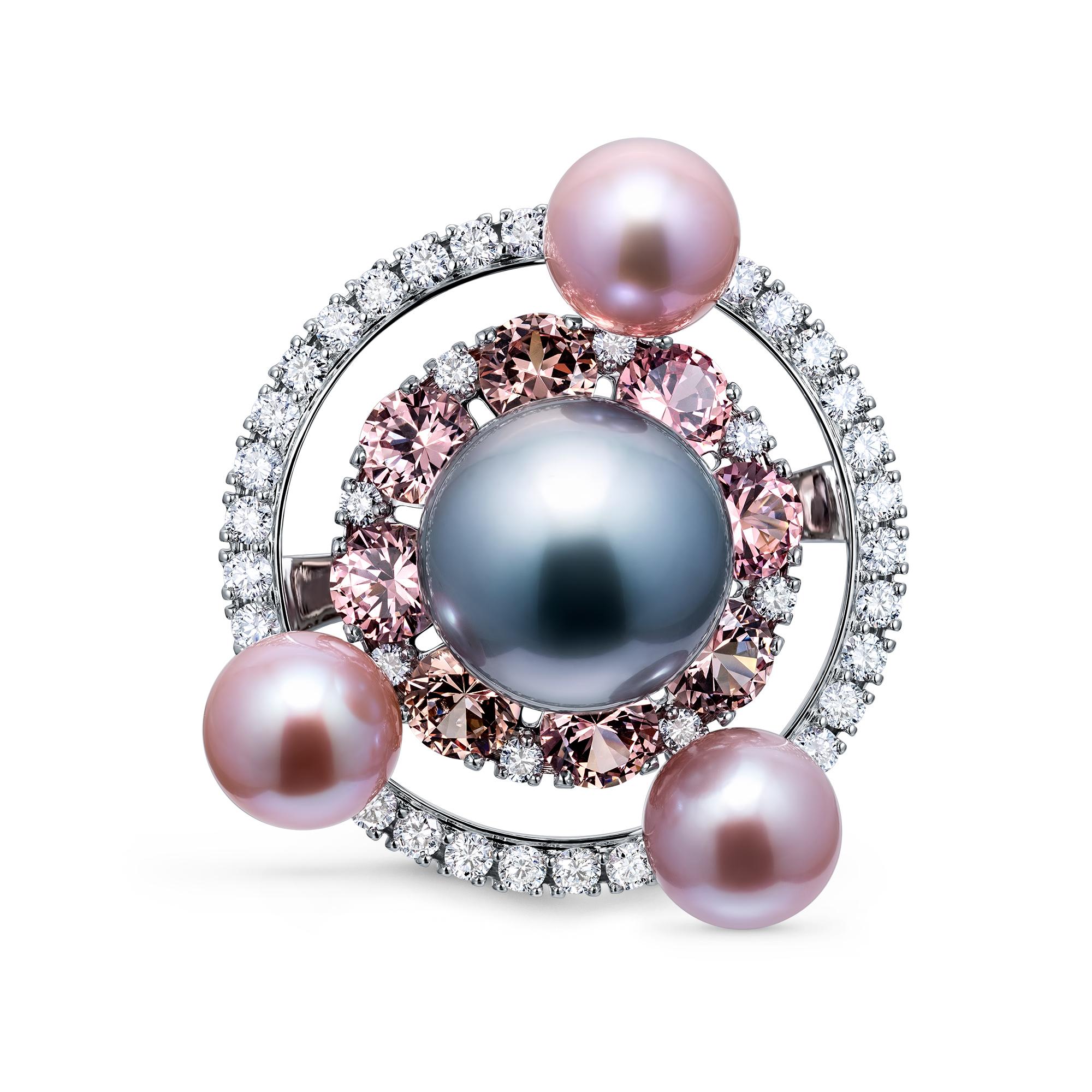 SORA by Ksenia Podnebesnaya presenta una pieza exquisita: un anillo de oro blanco que encarna la armonía perfecta entre las formas esféricas y los bordes.
En el corazón del anillo hay una magnífica perla de Tahití de 14,0 mm, su superficie oscura y