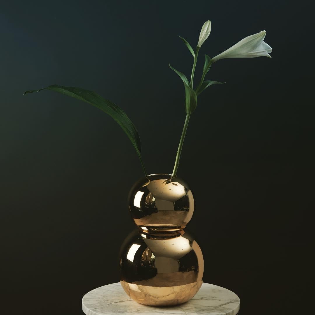 Kugelförmige Vase von Eric Willemart
Abmessungen: H 28 cm, Ø 20 cm.


Eric Willemart wirft mit seinem evolutiven System Design-Codes über den Haufen
von Teilen, die je nach Kombination ein unendliches
anzahl der Objekte.
Elemente mit