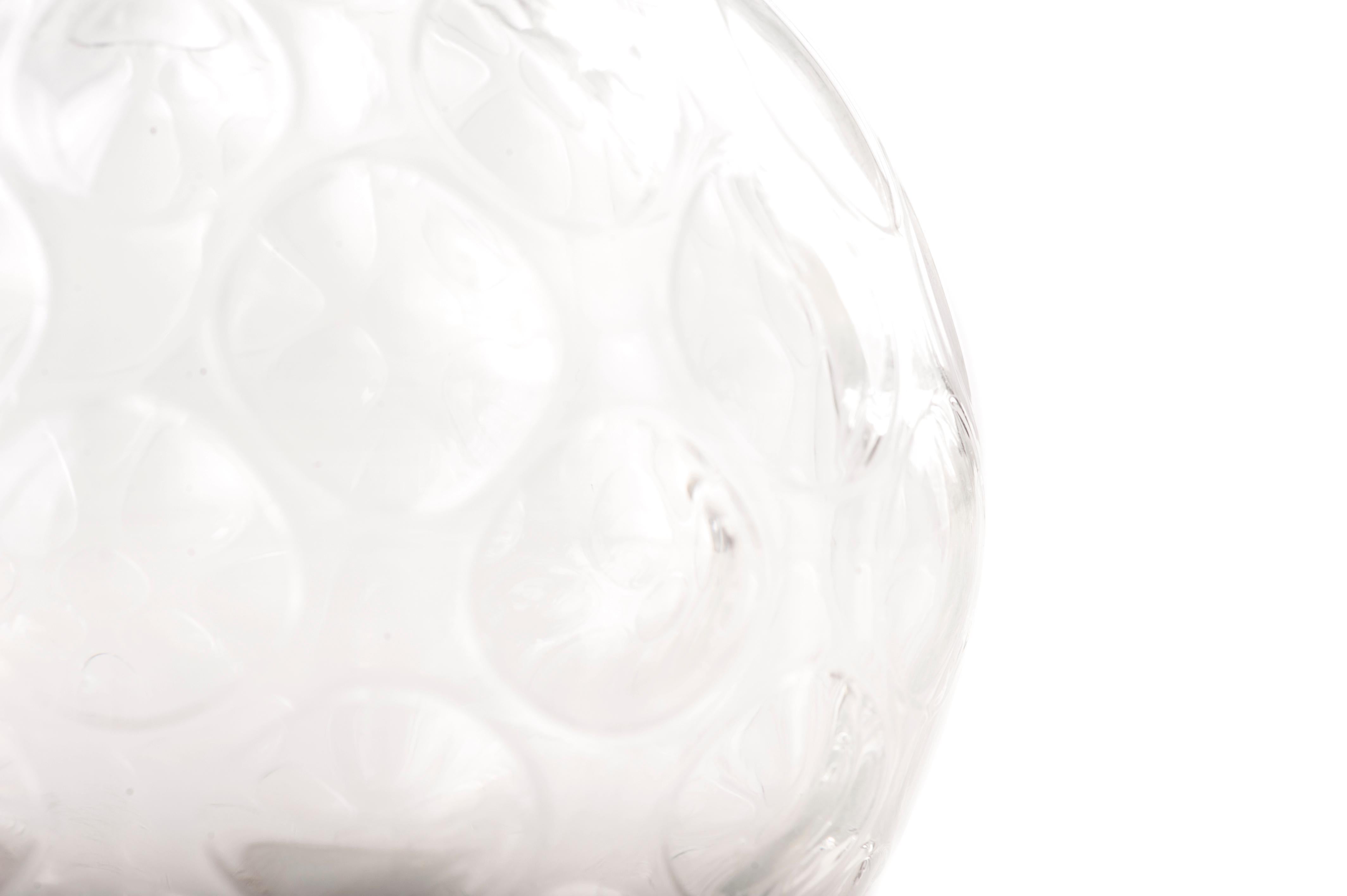 Diese sphärische Vase ist ein wunderschönes Kunstglasstück aus opakem weißem Glas mit Bienenstockmotiv und gefranstem Mund.

Realisiert von einem nordeuropäischen Hersteller in den 1970er Jahren.
In ausgezeichnetem Zustand.

Dieses Objekt wird aus