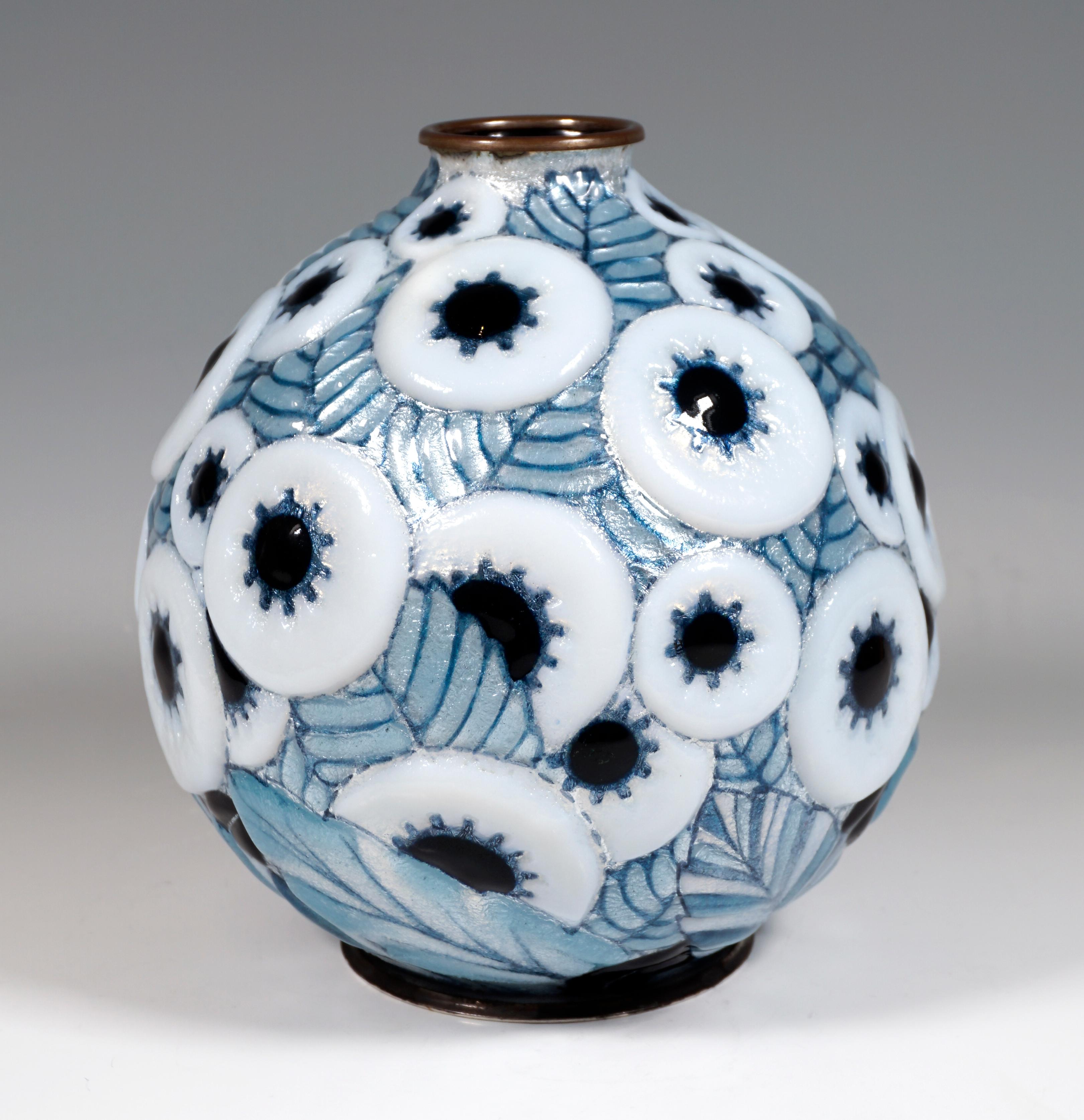 Kugelförmige Art Déco-Emaille-Vase mit ornamentalem Dekor, Camille Fauré, Frankreich 1920 (Art déco) im Angebot