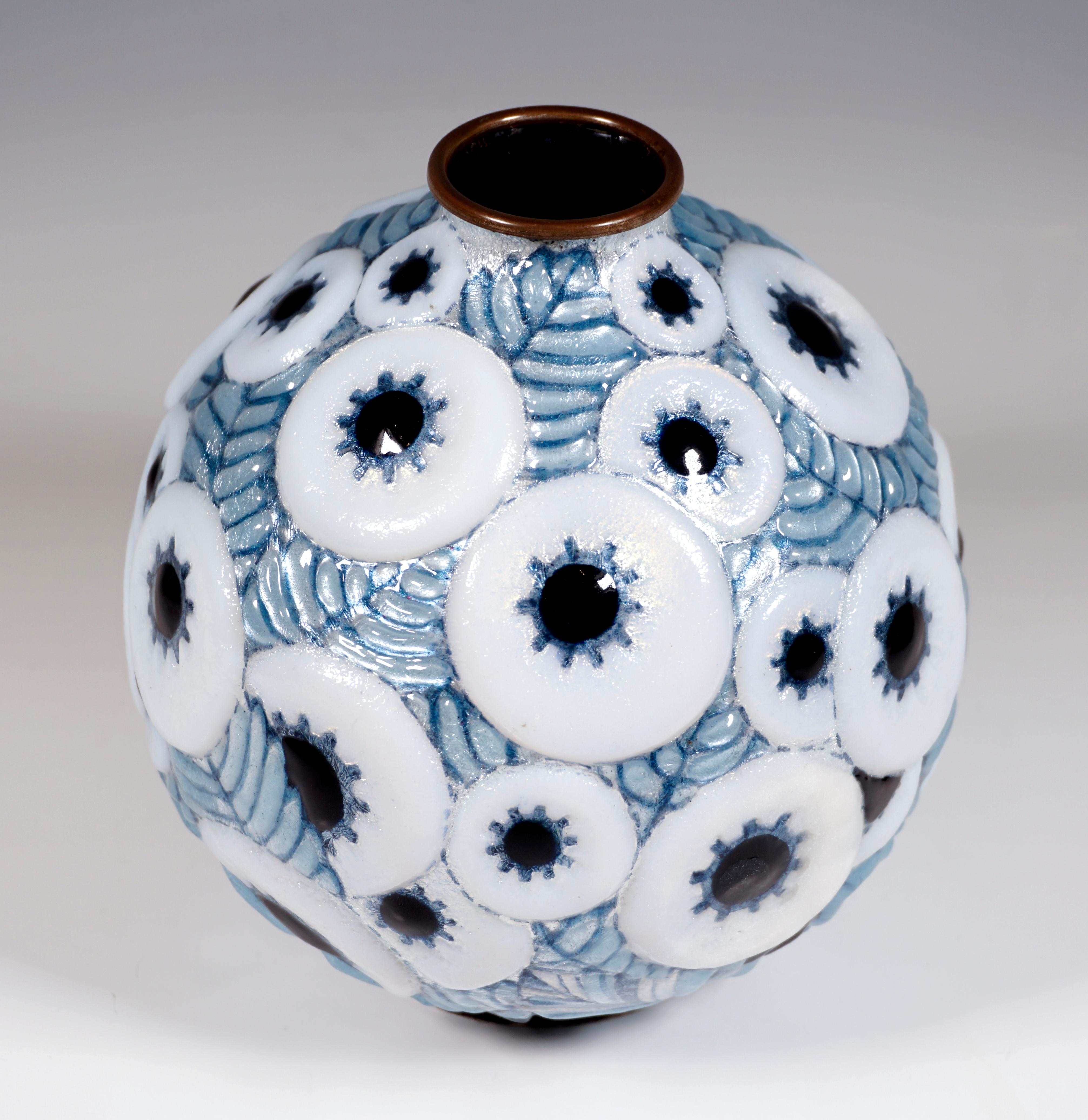 Kugelförmige Art Déco-Emaille-Vase mit ornamentalem Dekor, Camille Fauré, Frankreich 1920 (Französisch) im Angebot