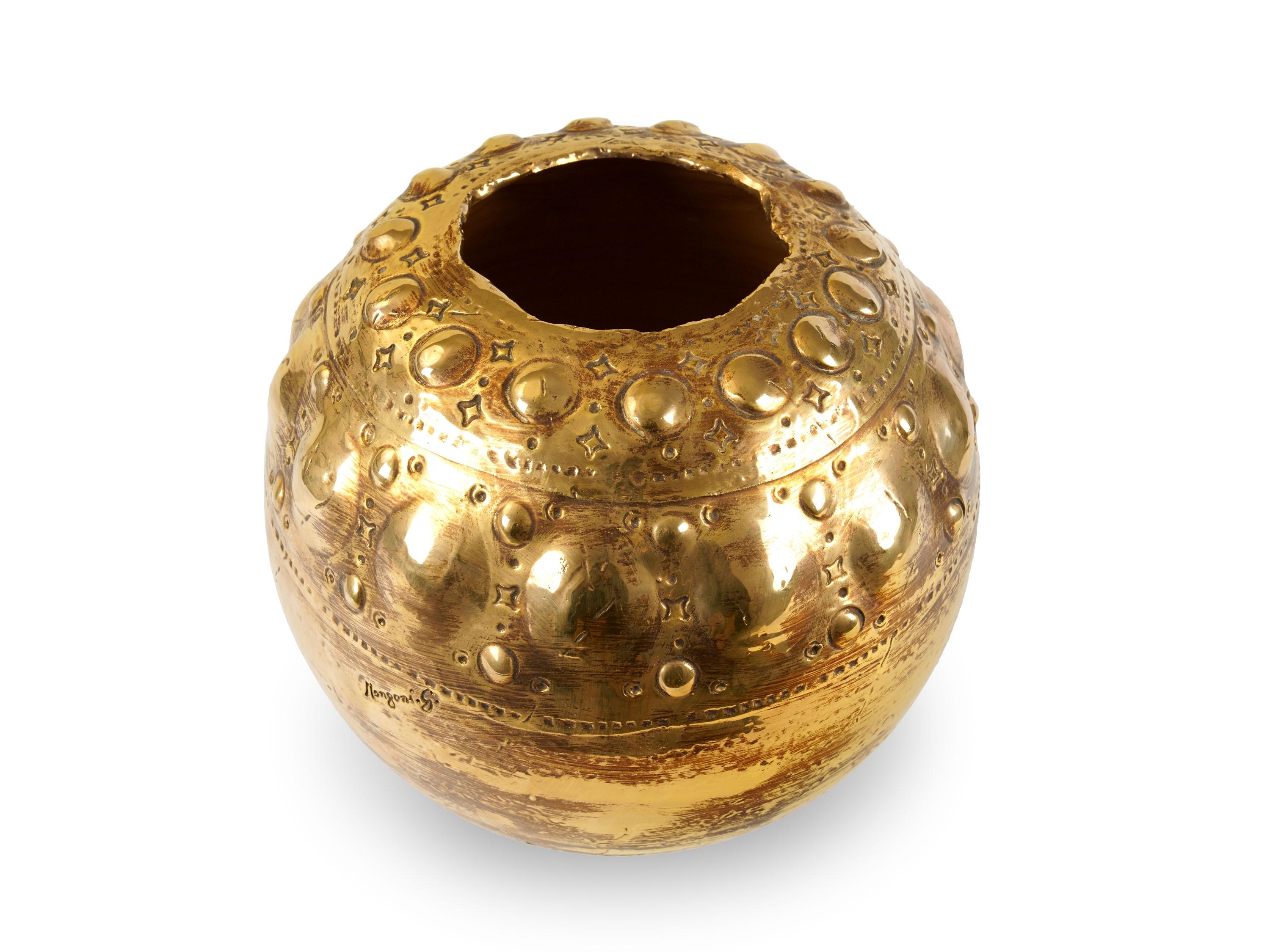 Sculptural vase handmade in Italy and decorated with the luster technique in 24 Kt gold. Dimensions: D 35 cm, H 40 cm. The entire manufacturing process is handmade in Italy.
The vase draws inspiration from one of the most characteristic products of