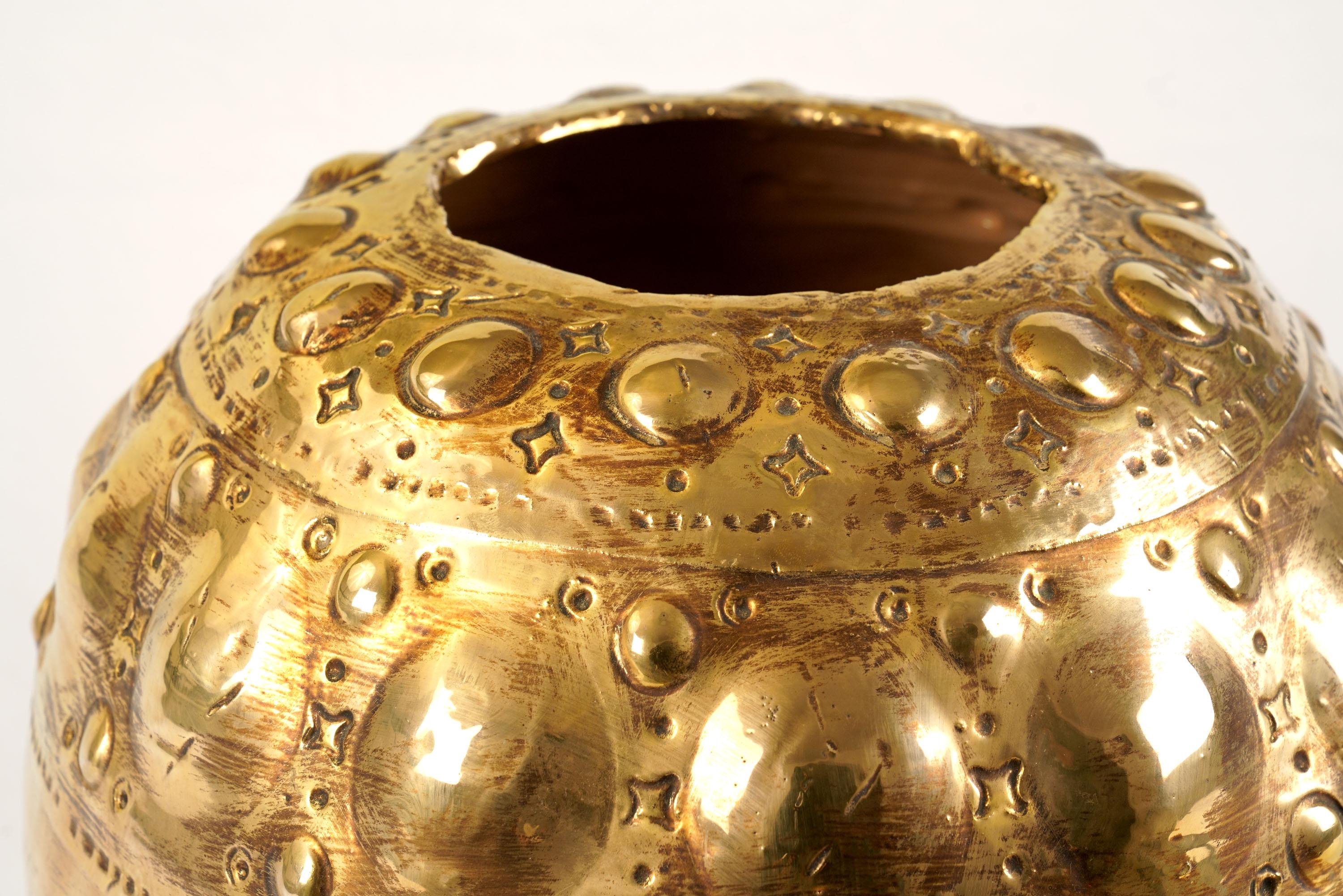 Kugelförmige Kugelvase aus Keramik in Kugelform, Gefäß-Skulptur, dekorierter 24-karätiger Goldlüster  (Handbemalt) im Angebot