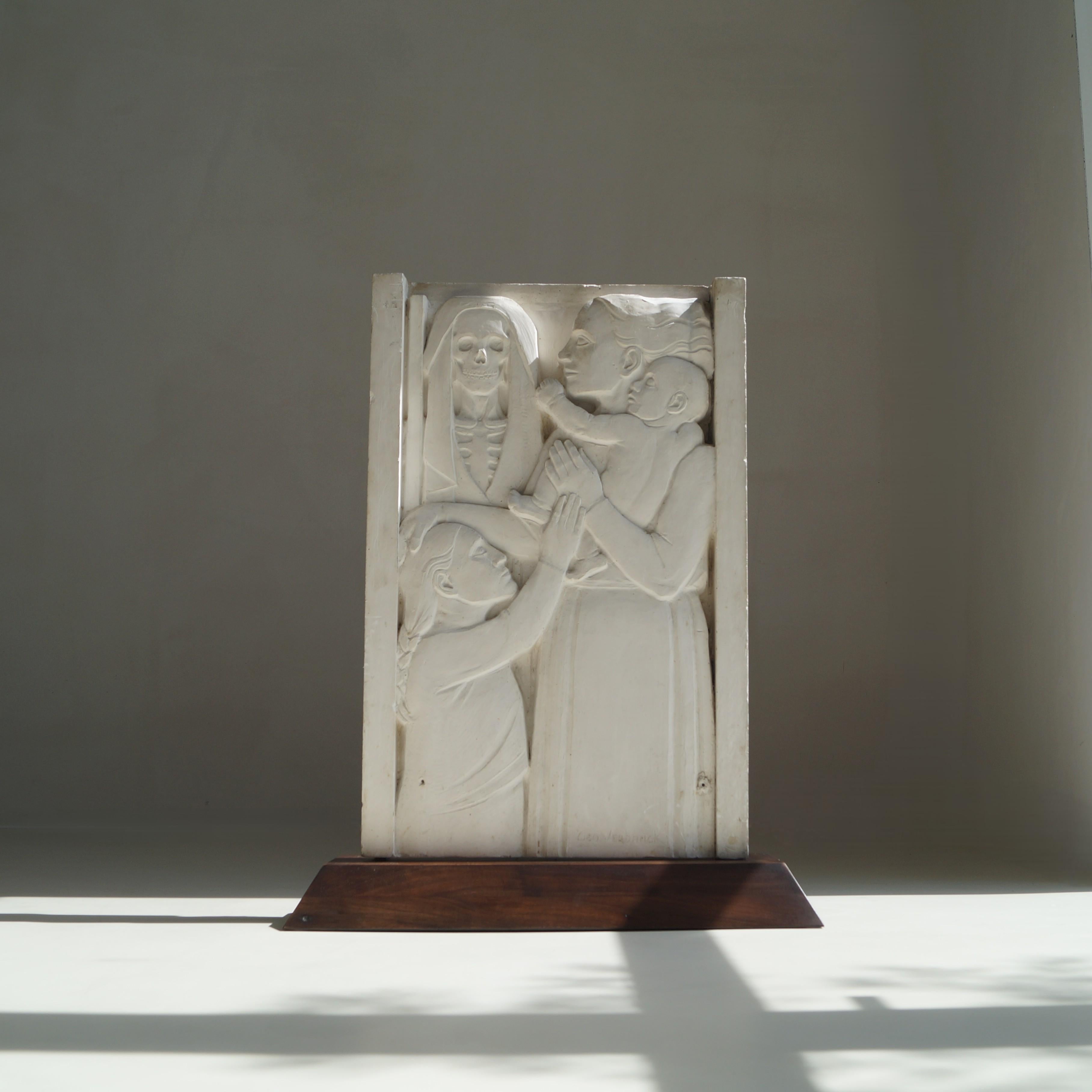 Ein seltenes und monumentales Basrelief aus Gips des belgischen Bildhauers Geo Verbanck (1881-1961), unten rechts signiert und auf einem Sockel aus Nussbaumholz montiert. Das aus den 1920er Jahren stammende Relief ist in einem auffälligen