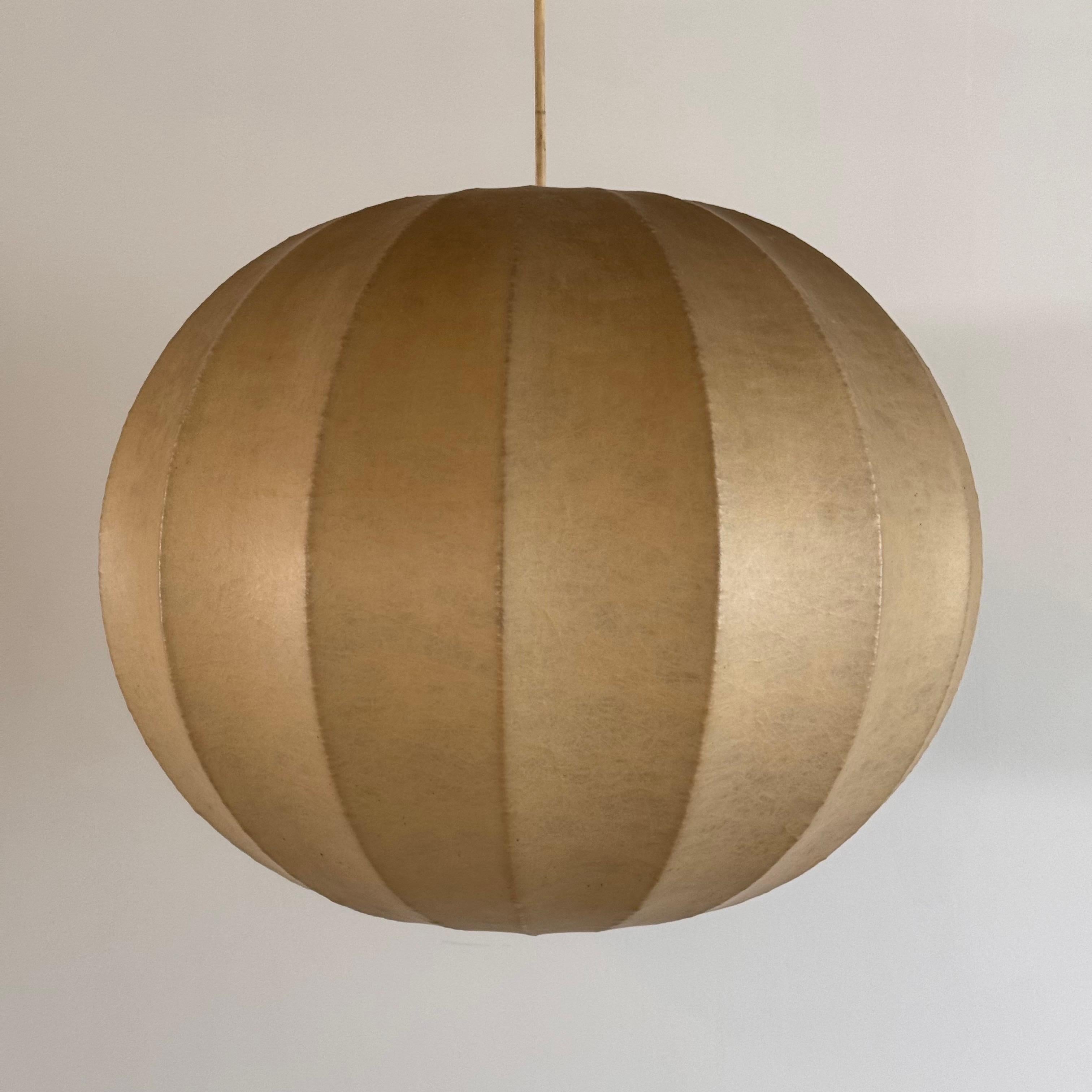Plafonnier cocon sphérique d'Achille et P. Giacomo Castiglioni, années 1960 3