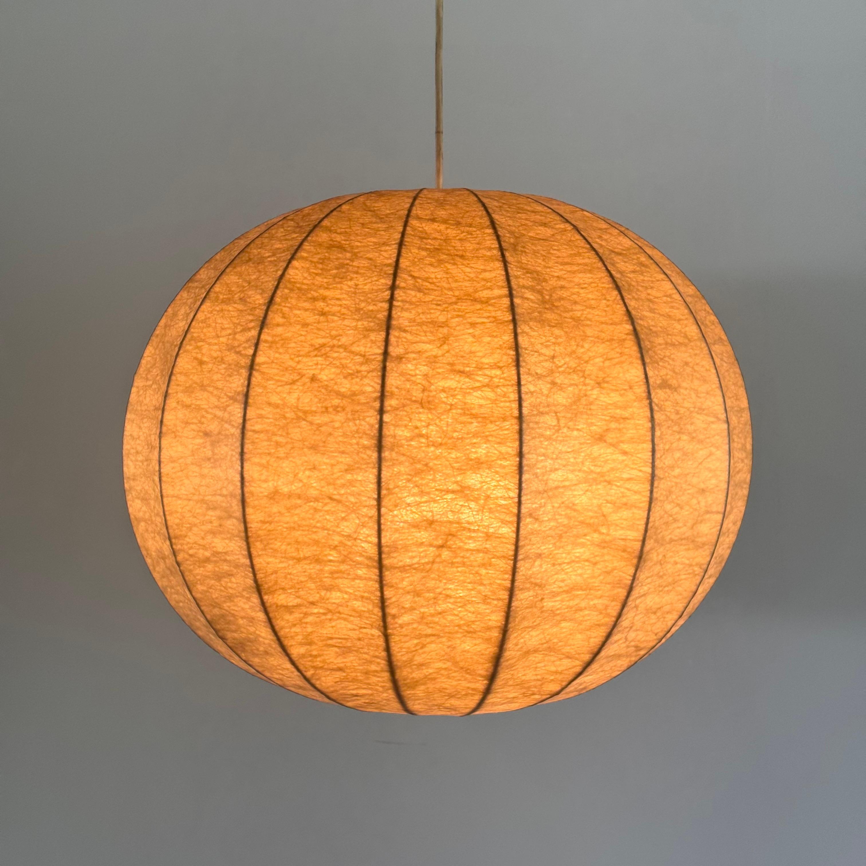 Embrassez l'élégance du design du milieu du siècle avec ce superbe plafonnier sphérique Cocoon, attribué à Achille et Pier Giacomo Castiglioni et datant des années 1960. Cette pièce remarquable met en valeur la technique emblématique du cocon,
