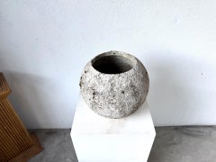 Macetero brutalista esférico de fibrocemento al estilo de Willy Guhl