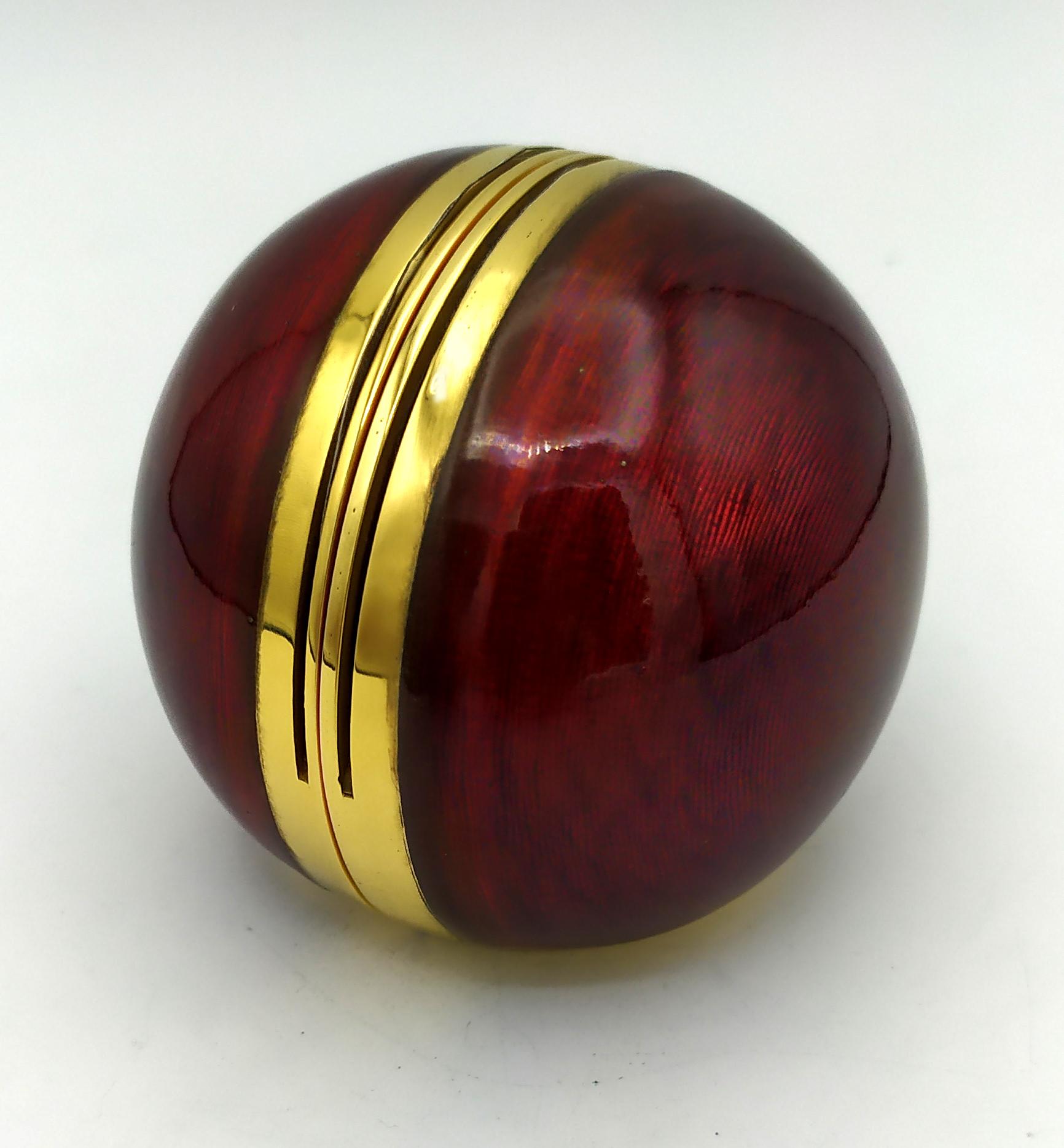 Marco esférico para 2 fotografías con bisagra, de plata de ley 925/1000 dorada con esmalte al fuego translúcido sobre guilloché. Estilo contemporáneo moderno. Diámetro de la esfera cm. 7.5. Peso gr. 278 - Diseñado por Giorgio Salimbeni en 1968 y