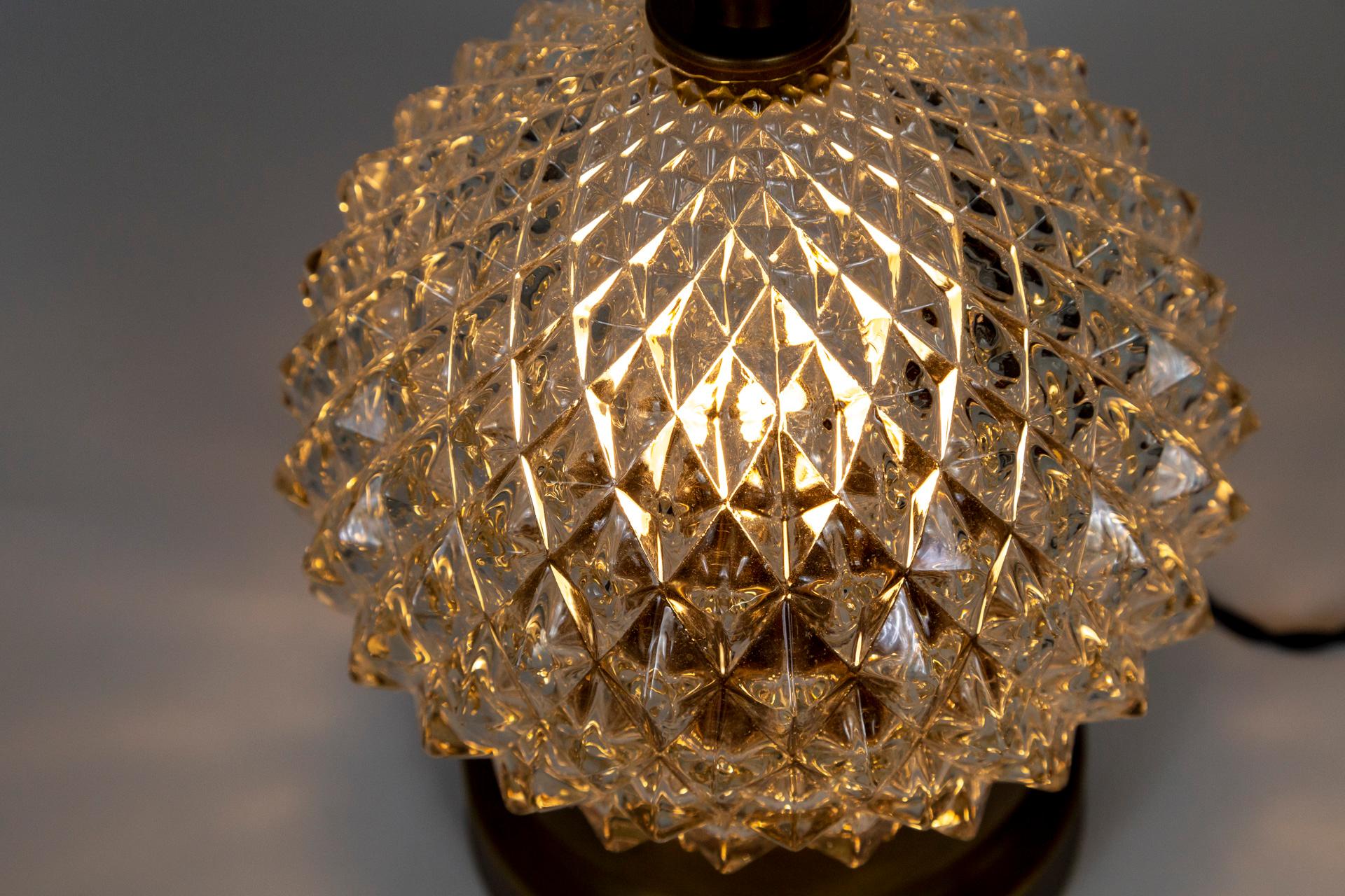 Laiton Lampe sphérique Hollywood Regency en verre pressé et cristal en forme de diamant en vente
