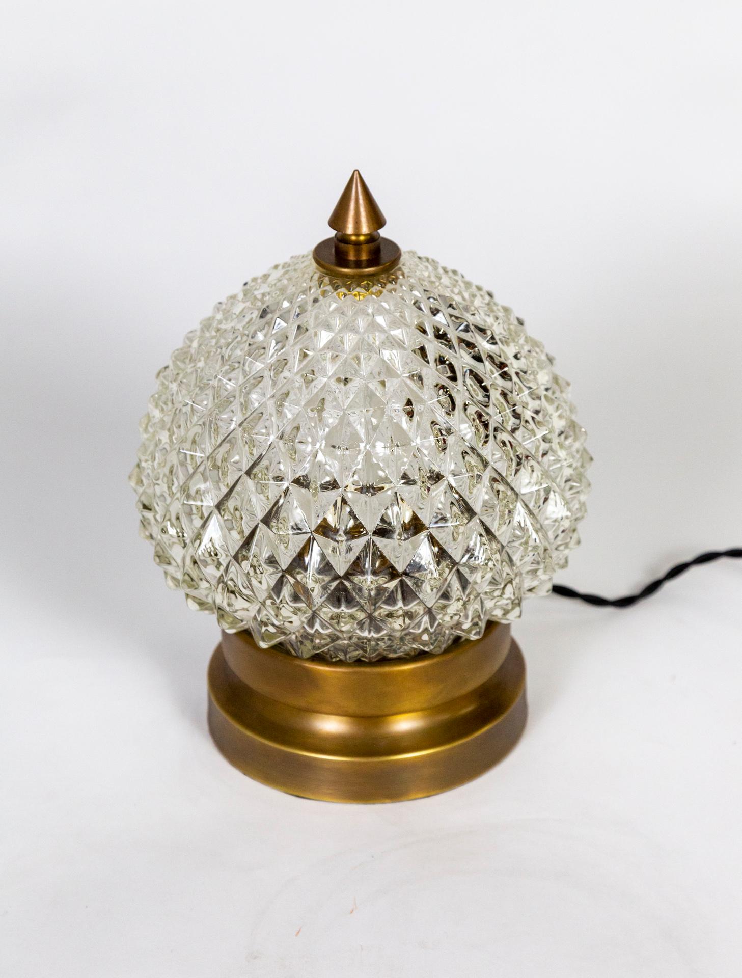 Lampe sphérique Hollywood Regency en verre pressé et cristal en forme de diamant en vente 2